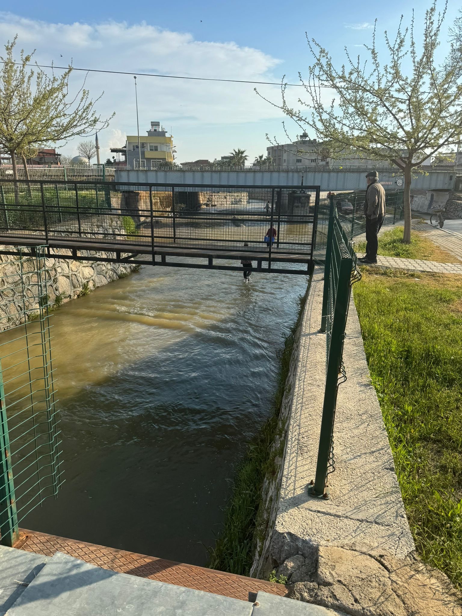 Germencikte Goletten Kacan Baliklari Vatandaslar Yakaladi 652912 Da3B086D7661D150585D61Aae12F8452