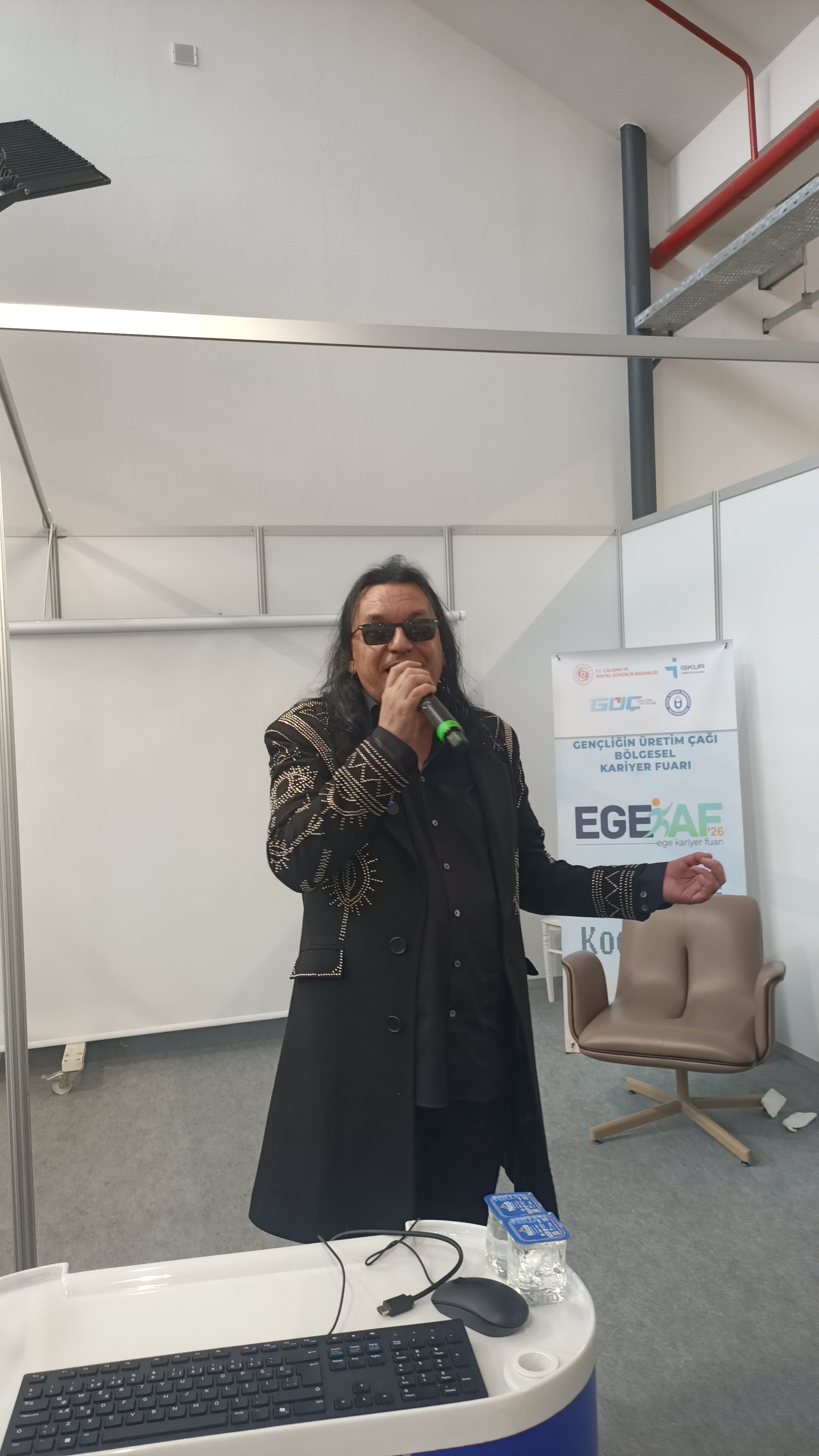 Gokhan Kirdar Memleketi Aydinda Genclerle Bulustu 655272 Ddd008-1