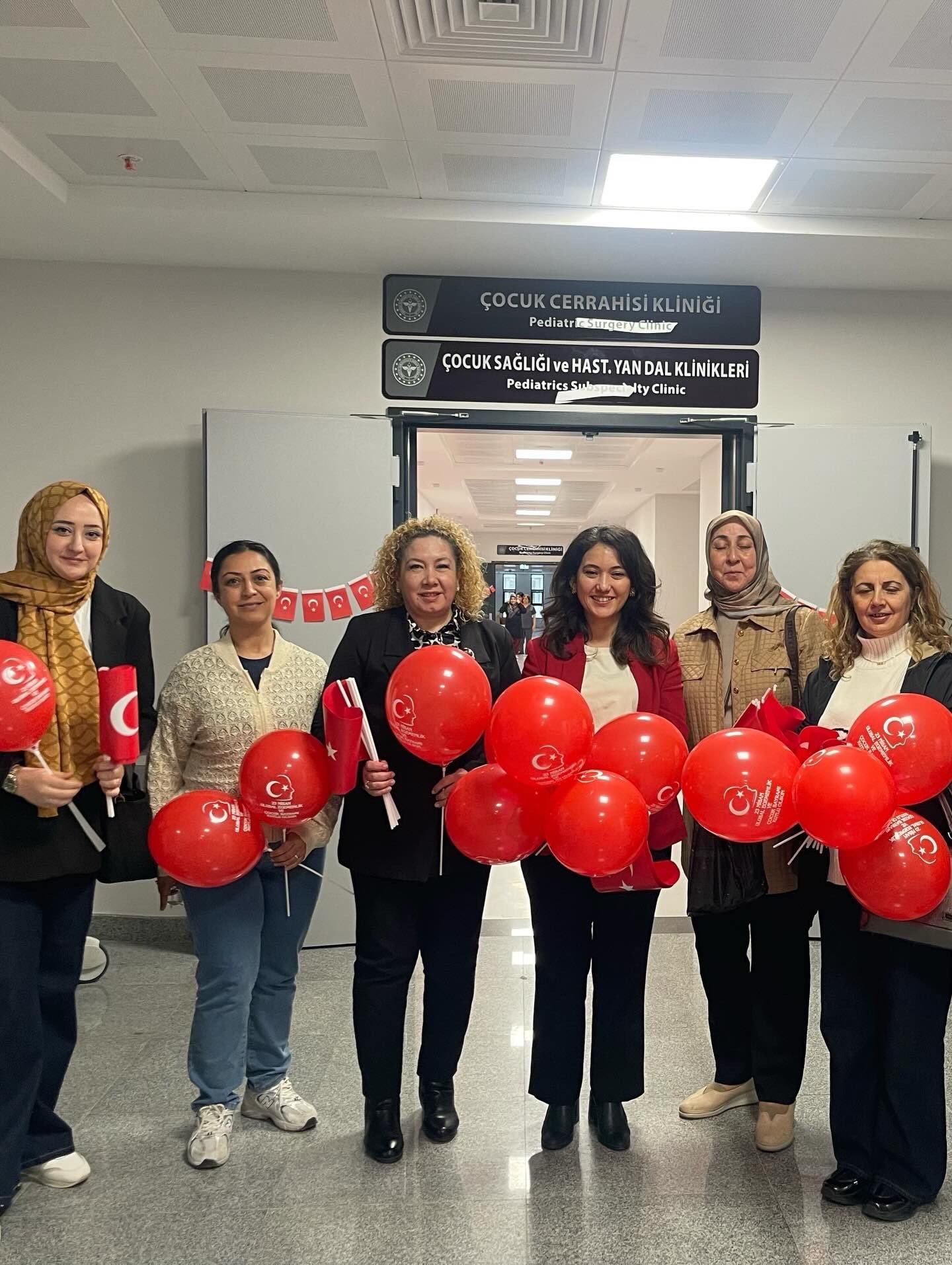 Hastanedeki Miniklere Bayram Morali 656987 A8E2A8