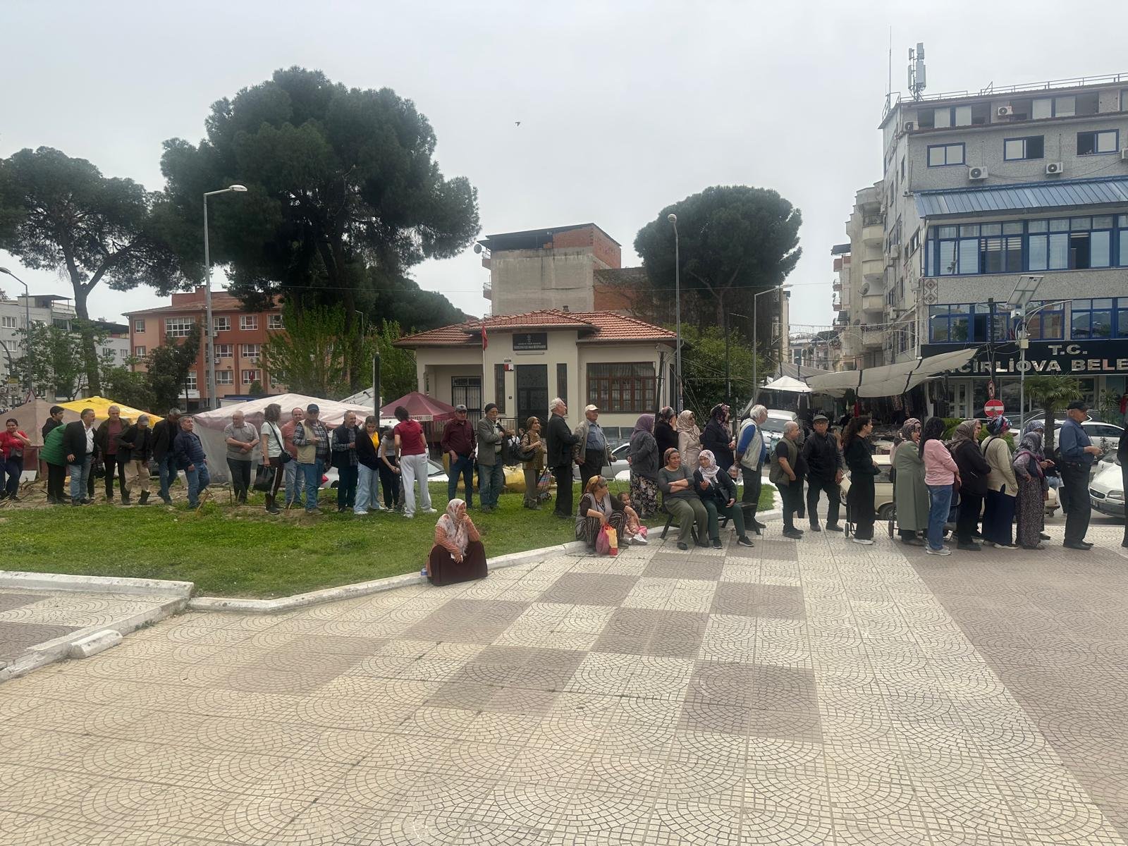 Incirliovada Ucretsiz Fideye Yogun Ilgi Metrelerce Kuyruk Ol 655458 Aac655