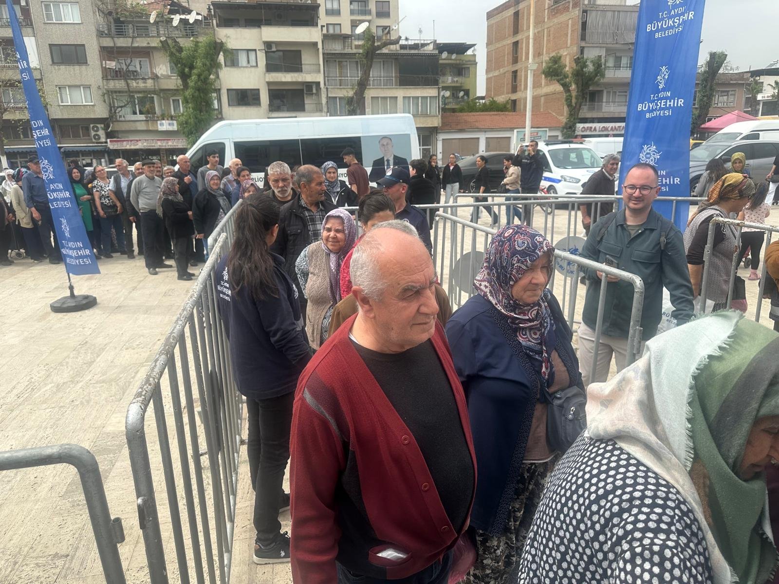 Incirliovada Ucretsiz Fideye Yogun Ilgi Metrelerce Kuyruk Ol 655458 E48308