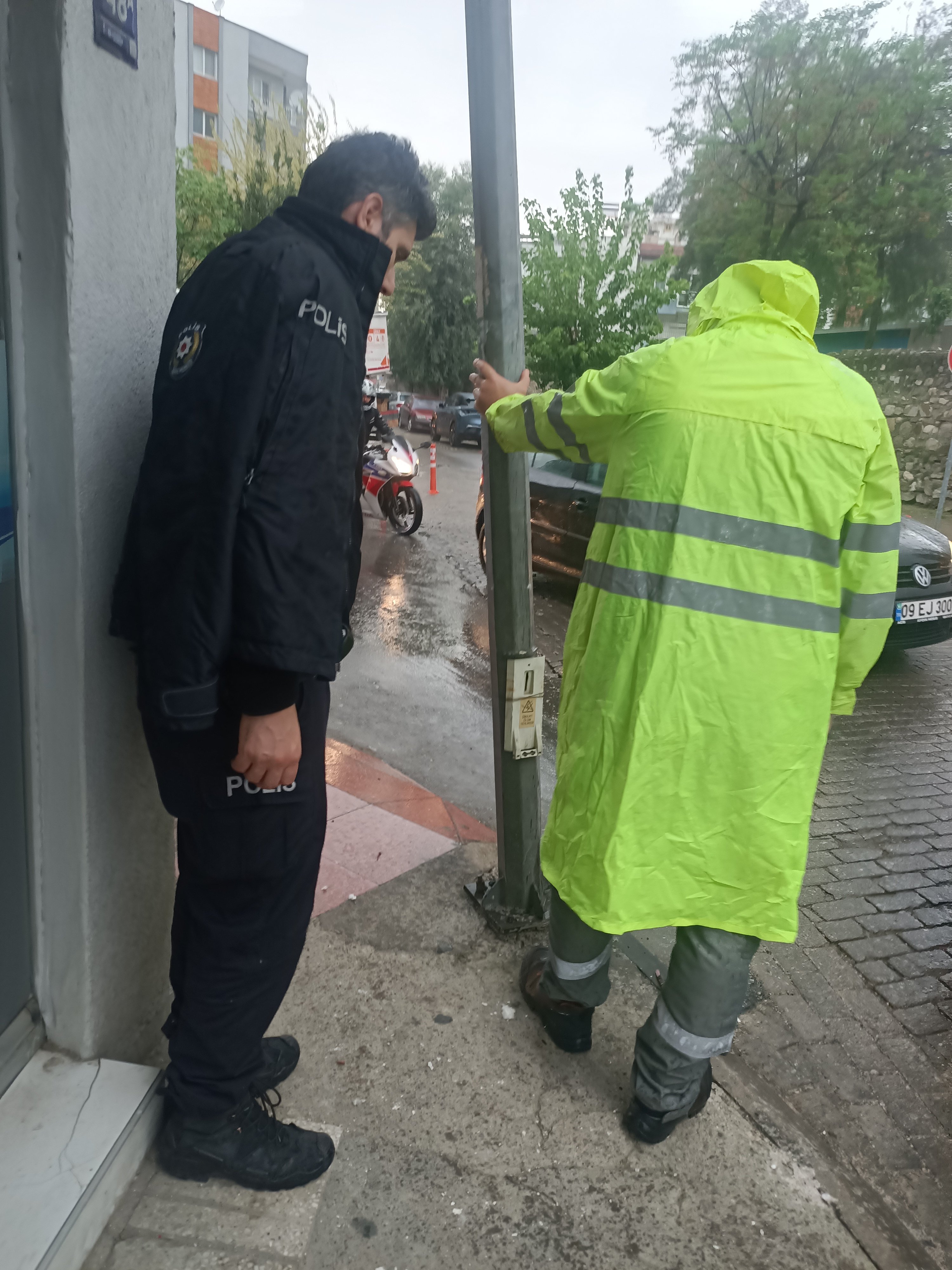 Kamyonun Carptigi Direk Tehlike Sacti 655546 C2A3Db