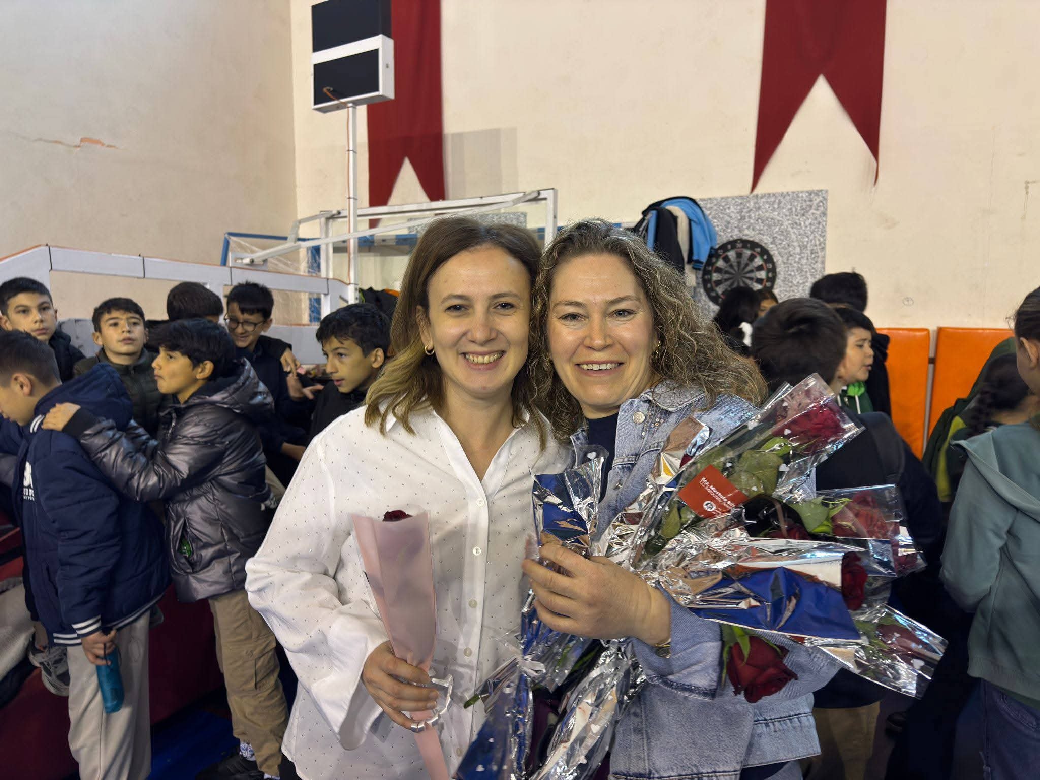 Karacasu Belediyesinden Cicekli Mesaj Okullarda Siddete Hayi 656889 10065E