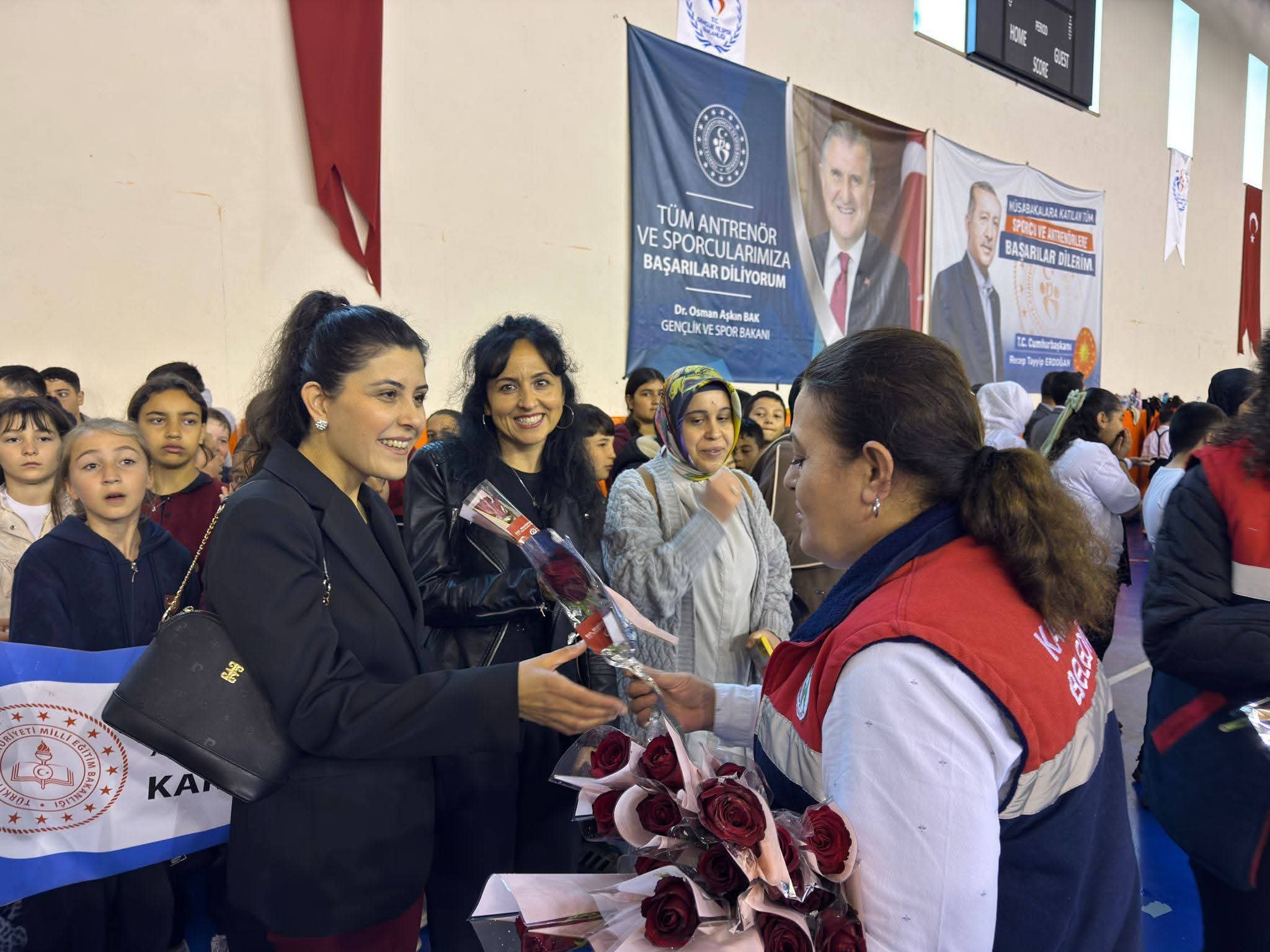 Karacasu Belediyesinden Cicekli Mesaj Okullarda Siddete Hayi 656889 F9Bc81