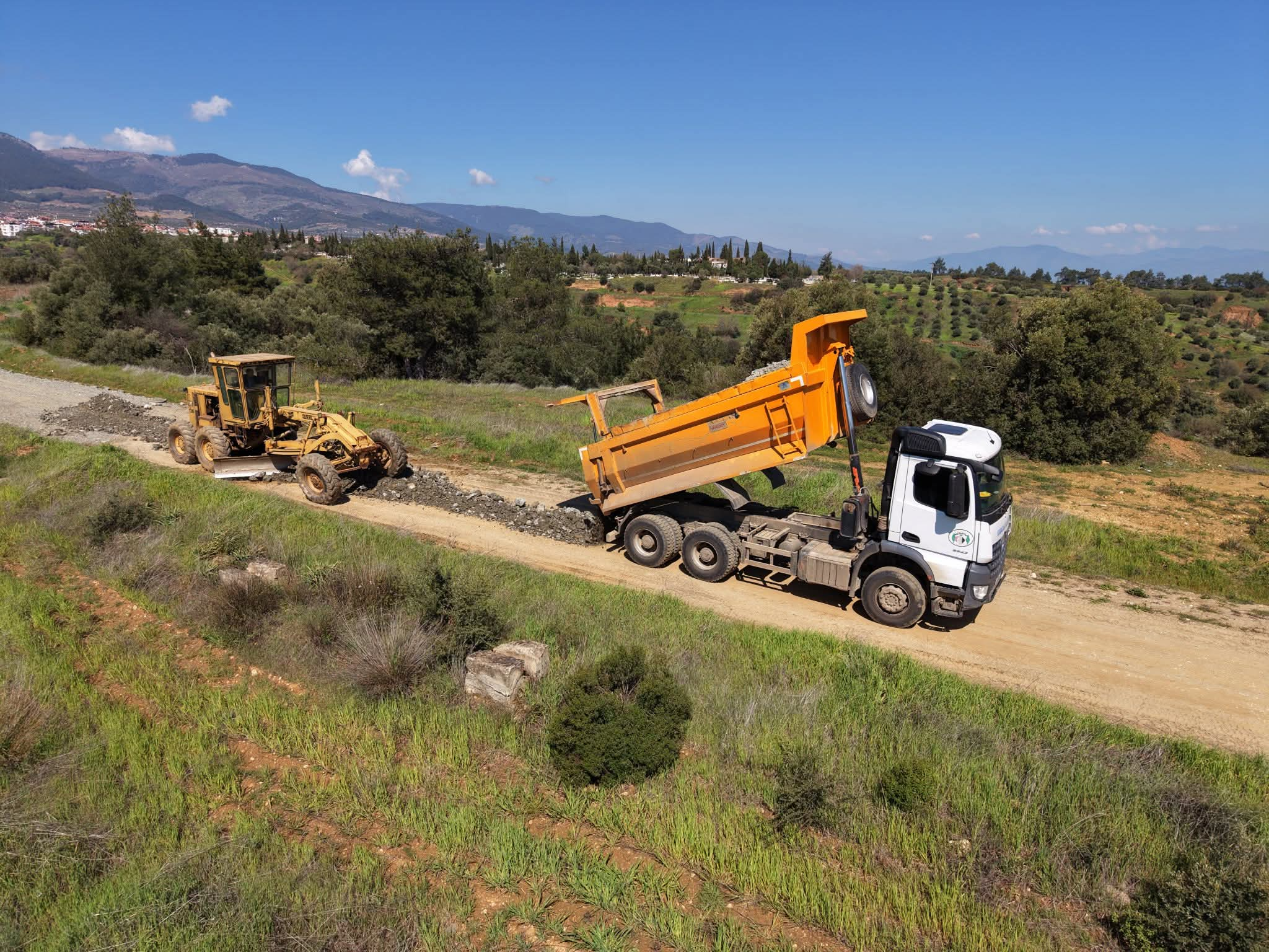 Karacasu Belediyesinden Trafigi Rahatlatacak Alternatif Yol Calismasi 653209 C9Ae09B17Ee146F78E73F7Eb0113583B