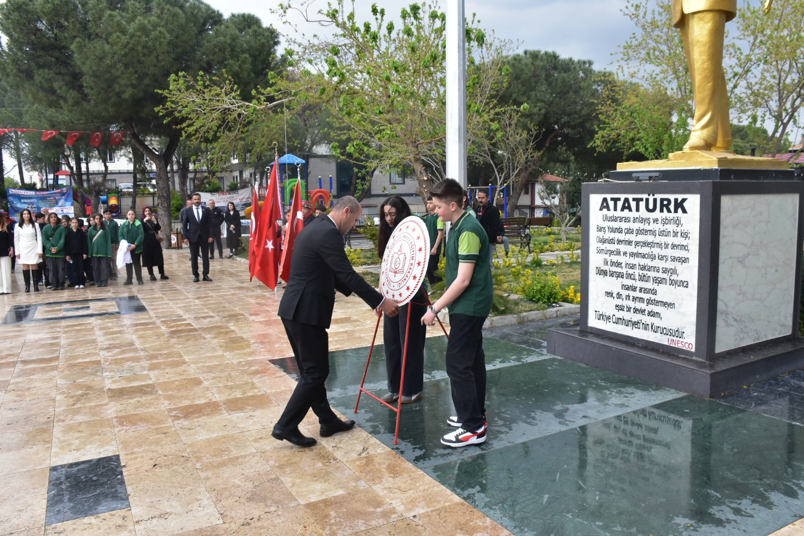 Karacasuda 23 Nisan Coskusu Ataturk Anitina Celenk Sunumu Ya 656808 102427