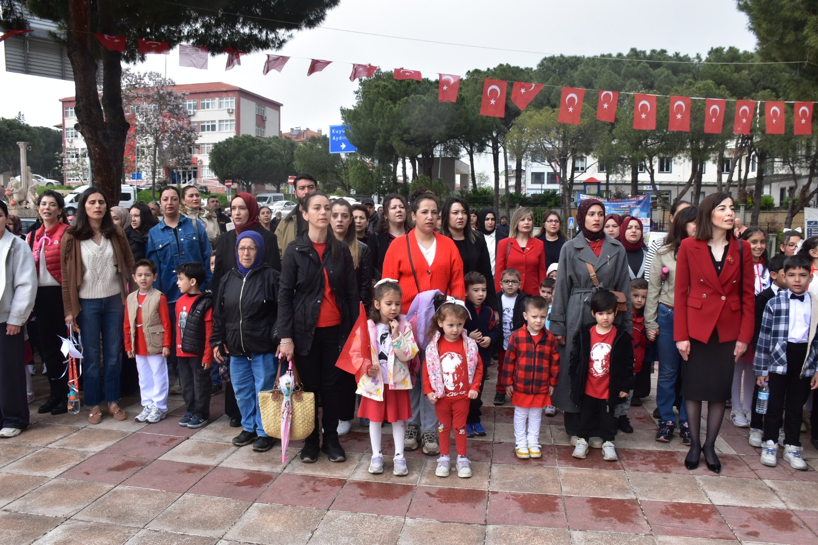 Karacasuda 23 Nisan Coskusu Ataturk Anitina Celenk Sunumu Ya 656808 1109Ac