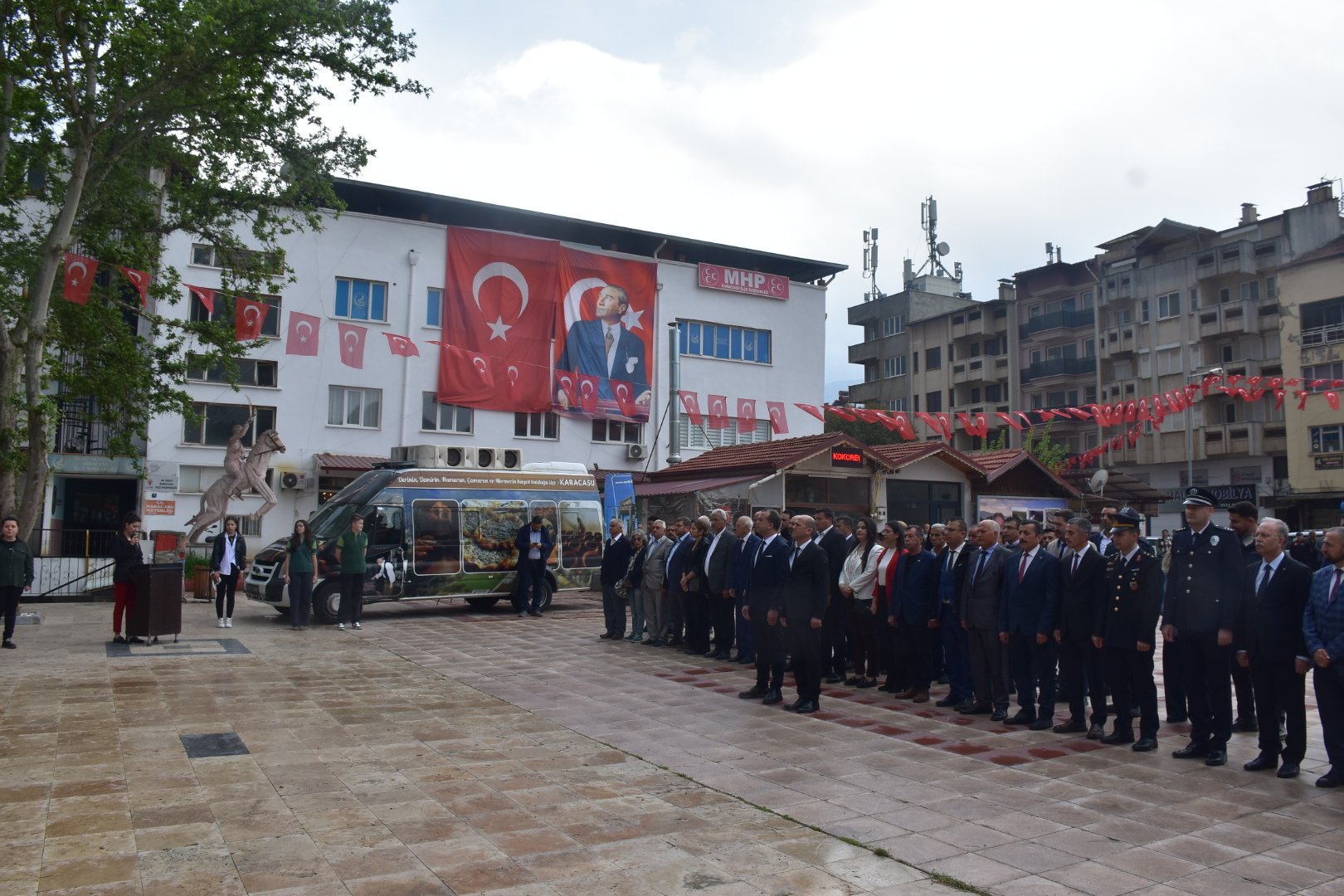 Karacasuda 23 Nisan Coskusu Ataturk Anitina Celenk Sunumu Ya 656808 8Bb3E8