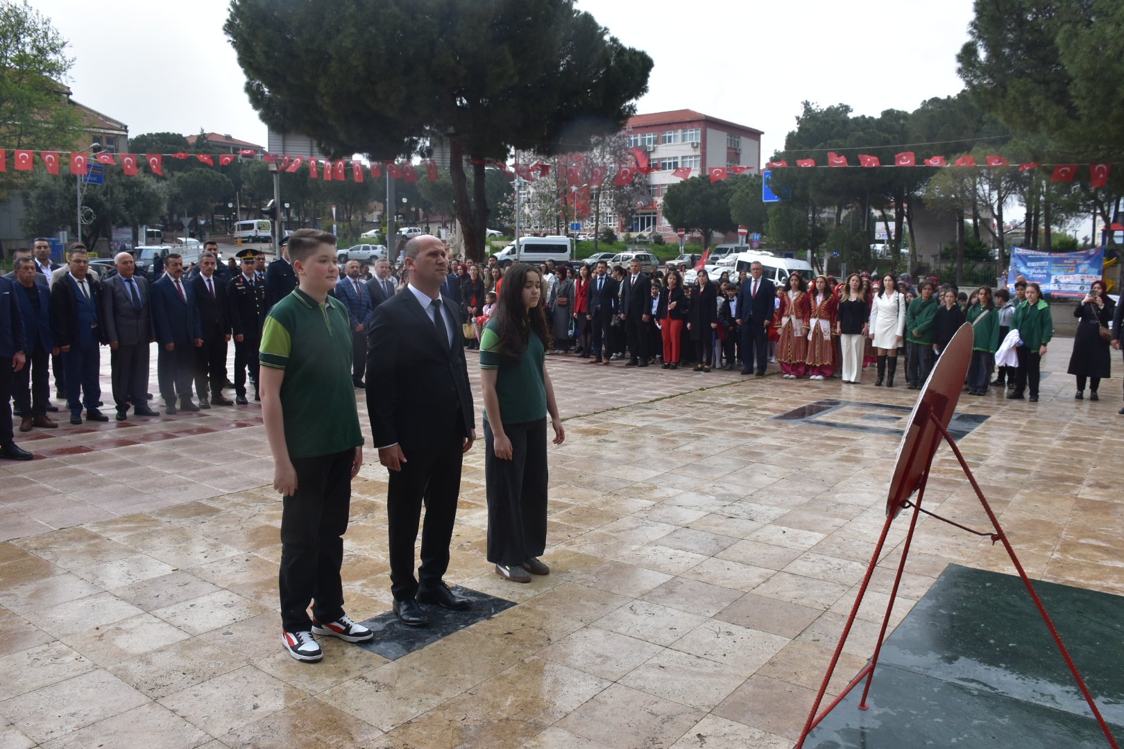 Karacasuda 23 Nisan Coskusu Ataturk Anitina Celenk Sunumu Ya 656808 C7E65F