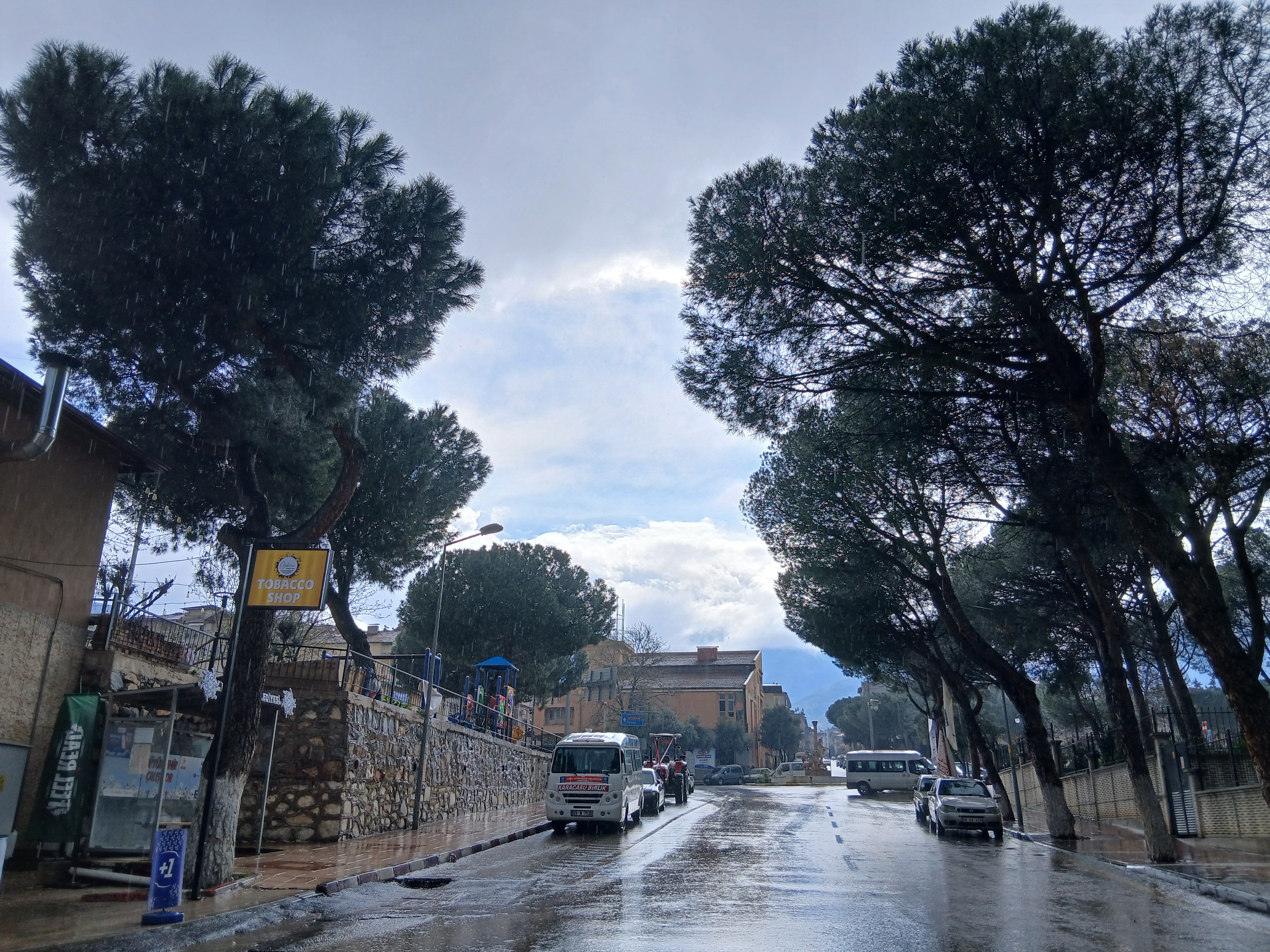 Karacasu'da hava bir anda değişti: Güneşli hava yerini sağanağa bıraktı