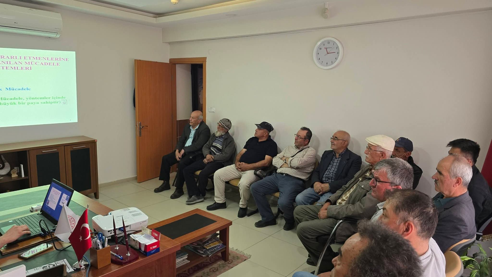 Karacasuda Ureticilere Bilincli Ilaclama Egitimi 655186 B003E0