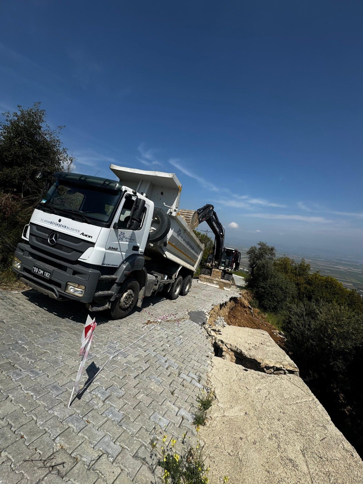 Aydın'da yol çöktü: Büyükşehir müdahale etti