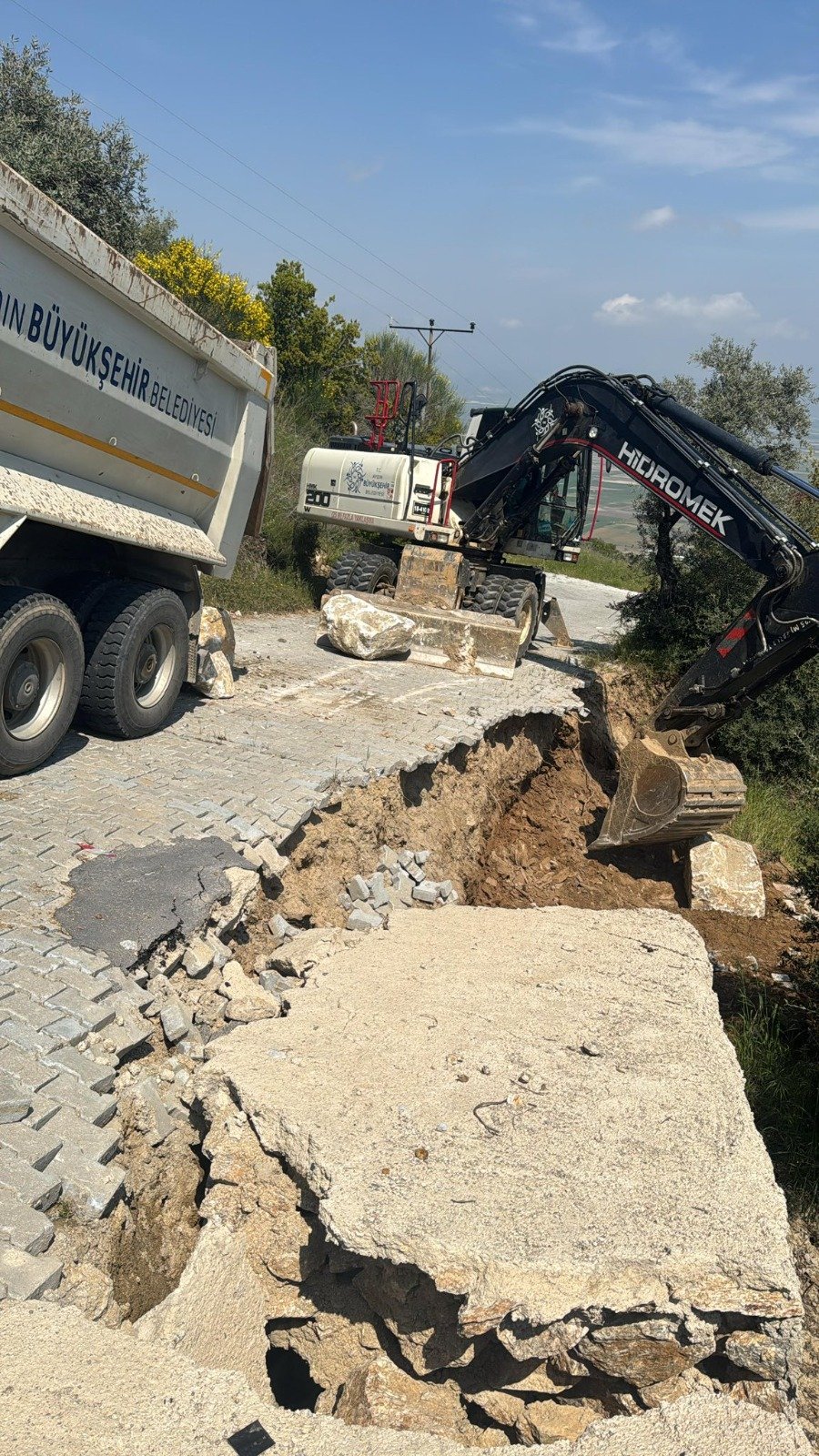 Kocarlida Yol Coktu Buyuksehir Mudahale Etti 656572 Be8E7C