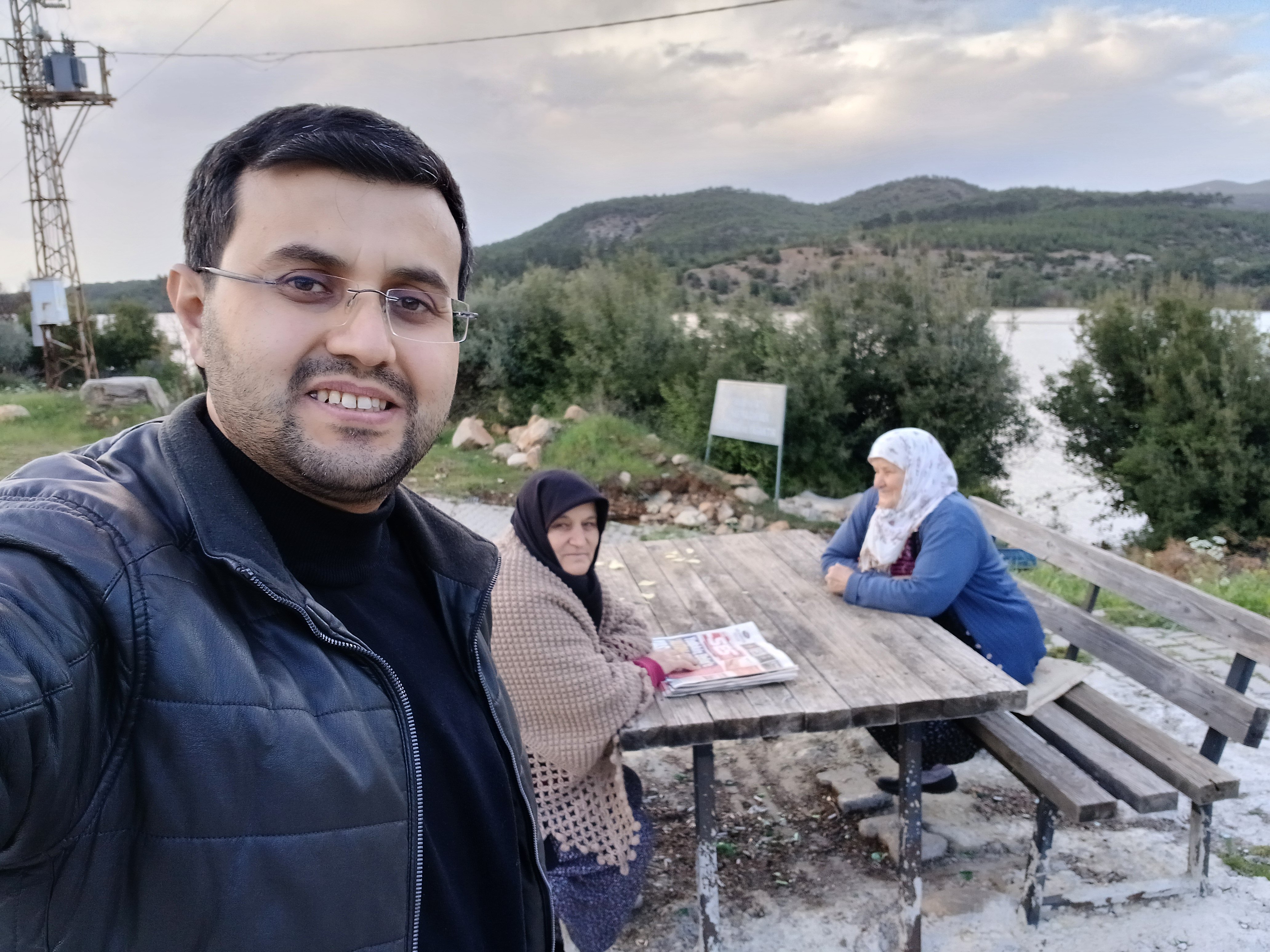 Koyune Gazeteci Gelen Hatice Teyzenin Masum Mutlulugu 653315 B20Be91B8405C576F03Fb10Ed4A1Bc86