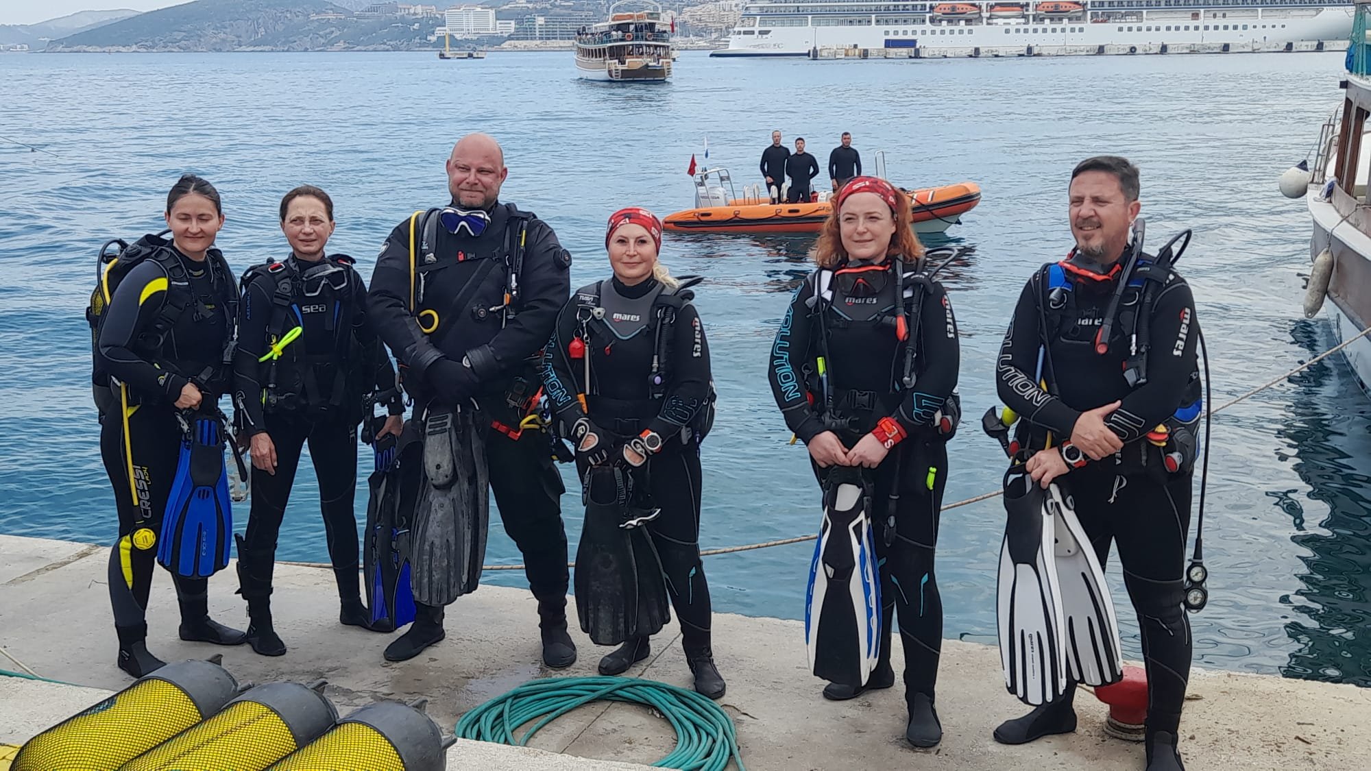 Kusadasi Korfezinden 200 Kilo Atik Toplandi 657323 6C80Be