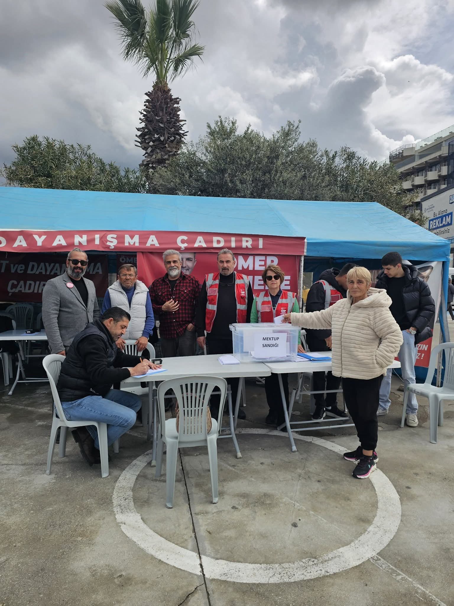 Kusadasinda Mektuplar Omer Baskan Icin Yaziliyor 652562 3Eb304D5Efc1C4722709F3472433F2A0