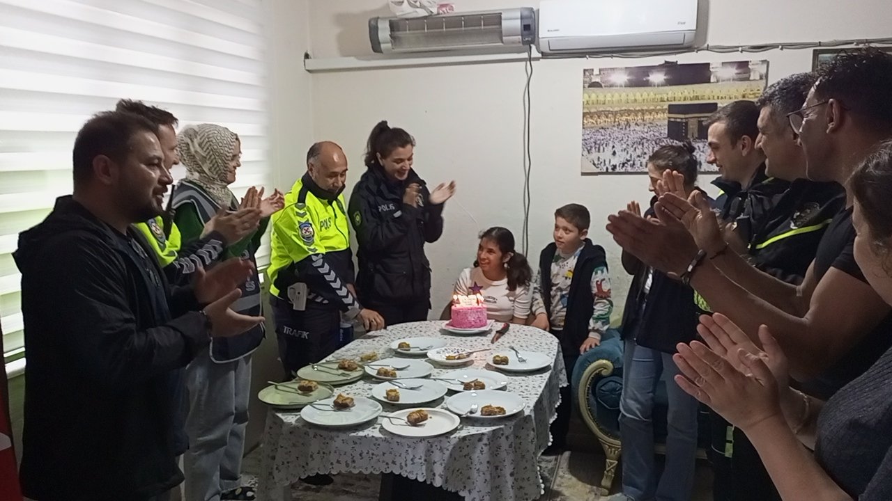 Nazilli Polisinden Engelli Atikeye Unutulmaz Dogum Gunu Surprizi 653593 0596Eba796151047Ef513097D5813C0C