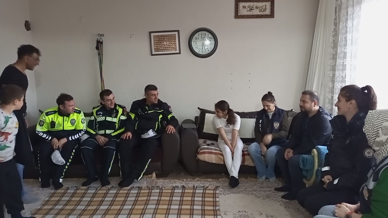 Nazilli Polisinden Engelli Atikeye Unutulmaz Dogum Gunu Surprizi 653593 8C5C158Be9Fee4654Fe4093C43Bca180