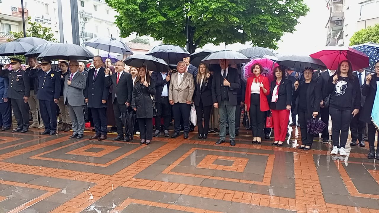 Nazillide Mustafa Kemal Ataturkun Armagani 23 Nisan Yagmura 656779 3A7A8B