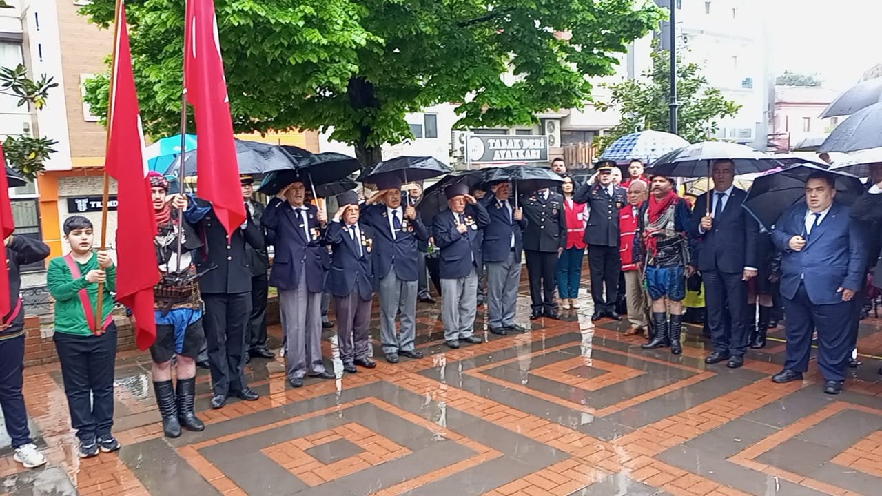 Nazillide Mustafa Kemal Ataturkun Armagani 23 Nisan Yagmura 656779 55A03C