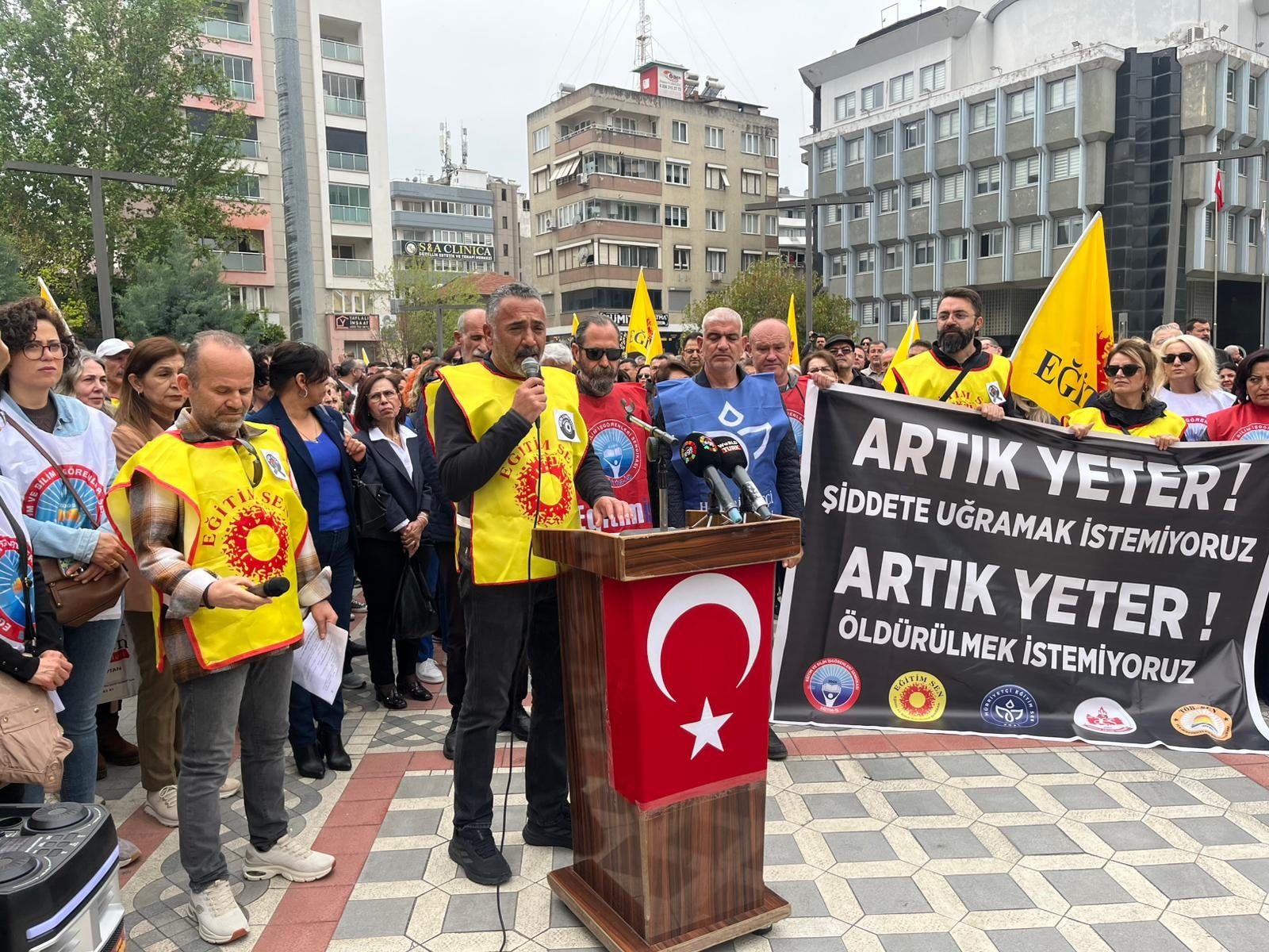 Nazillide Ogretmenler Eylem Yapti Okullarda Can Guvenligi Ri 654994 E0E153