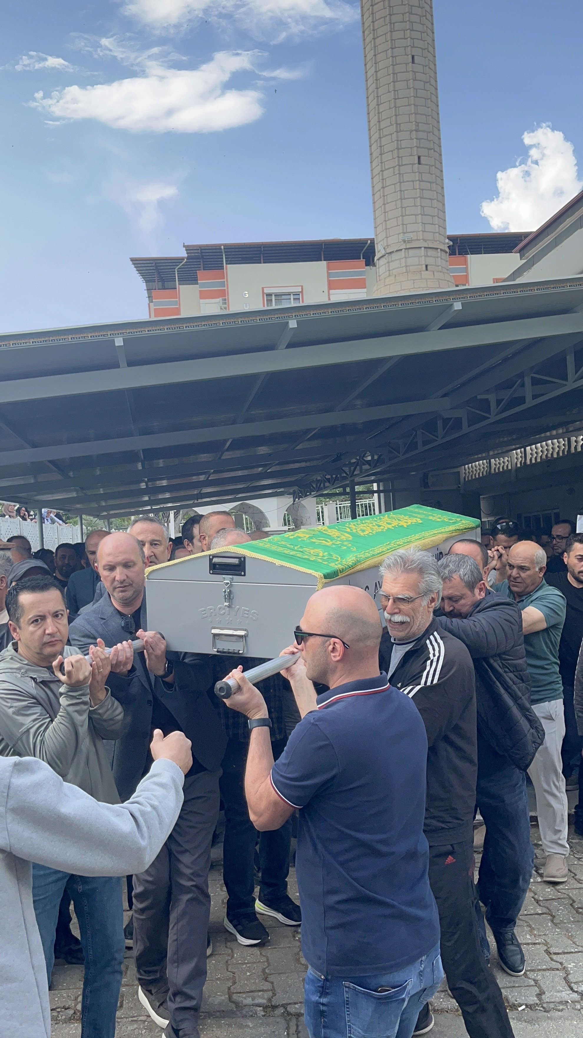 Nazillili Genc Banka Muduru Kalbine Yenildi Gozyaslariyla So 657496 A1D5C7