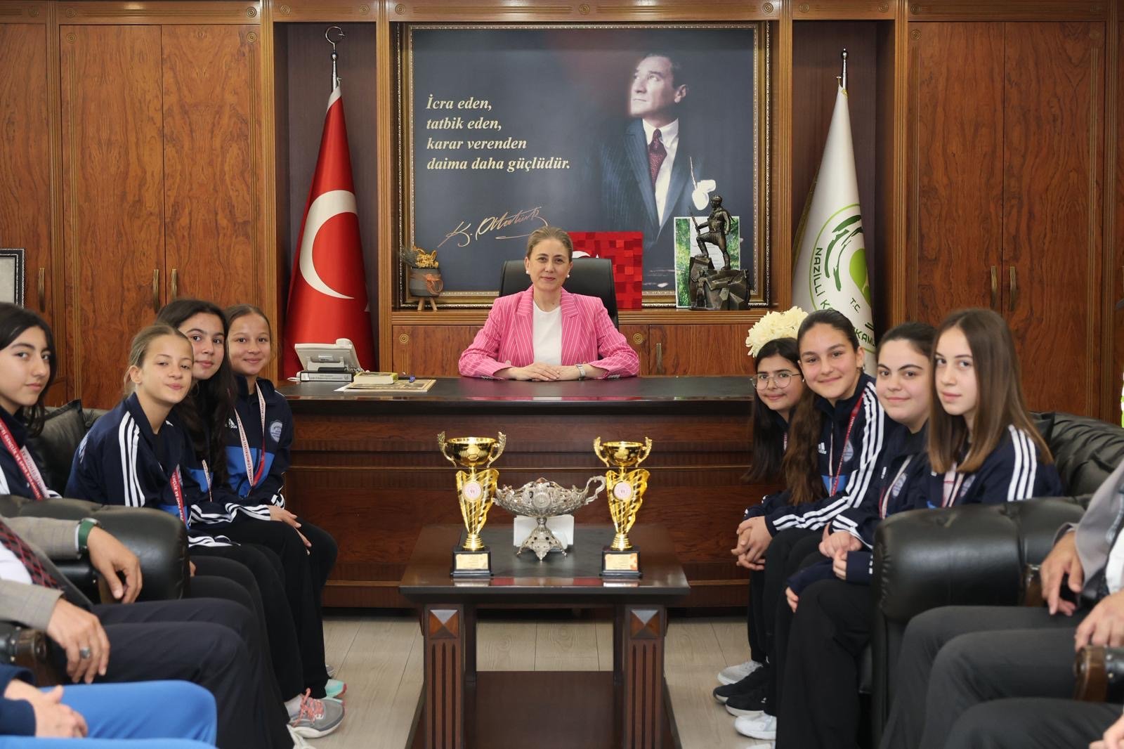 Nazillinin Sampiyon Kizlarini Kaymakam Kan Agirladi 657956 0E3491