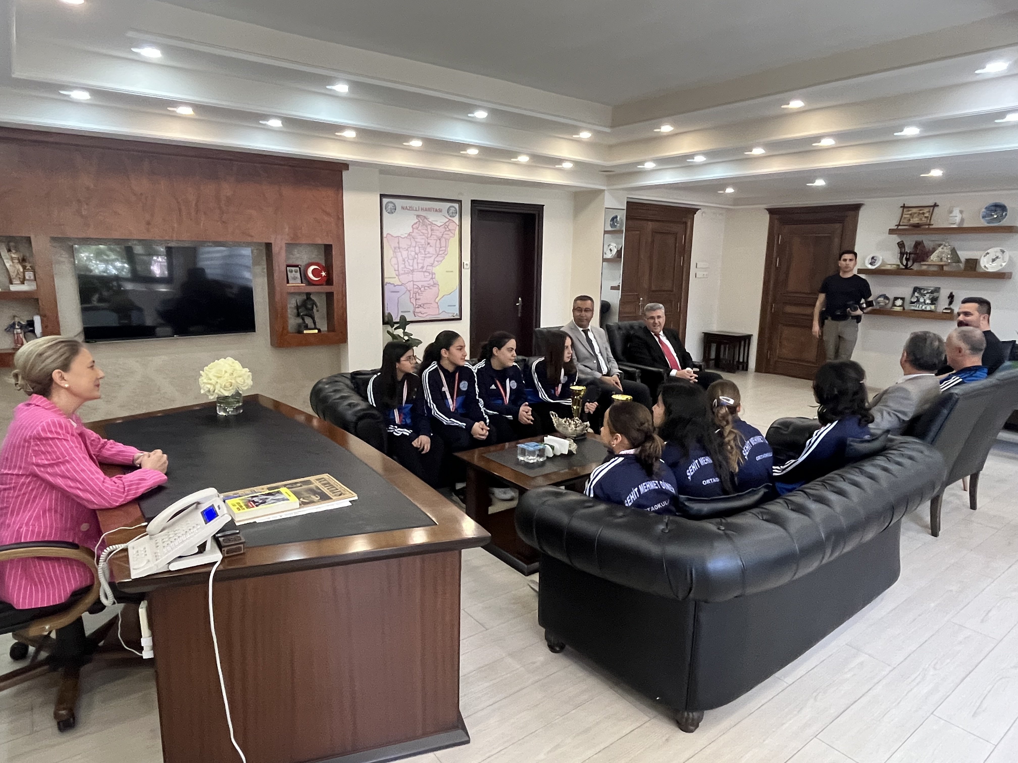 Nazillinin Sampiyon Kizlarini Kaymakam Kan Agirladi 657956 4C6149