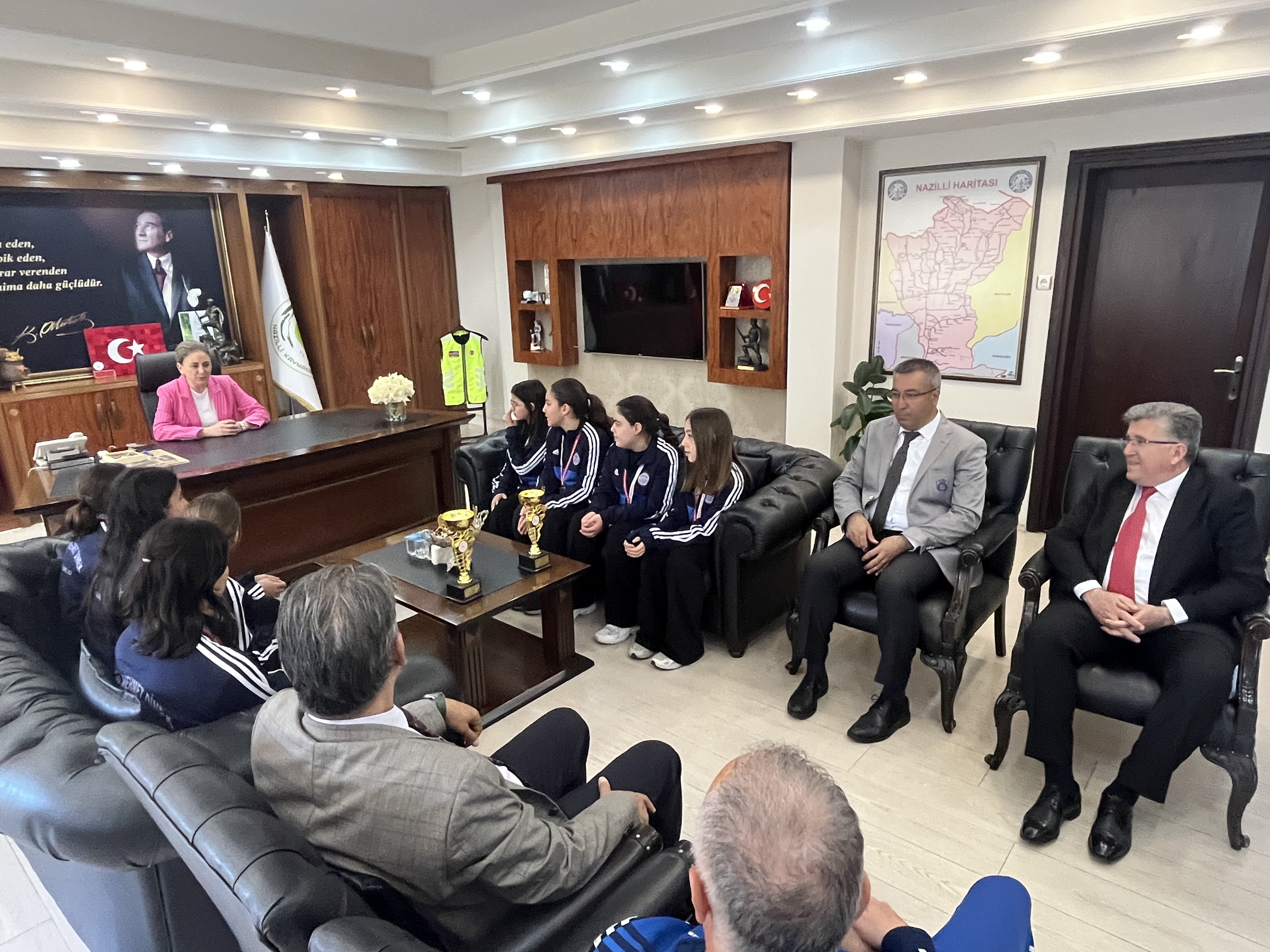 Nazillinin Sampiyon Kizlarini Kaymakam Kan Agirladi 657956 8F8358