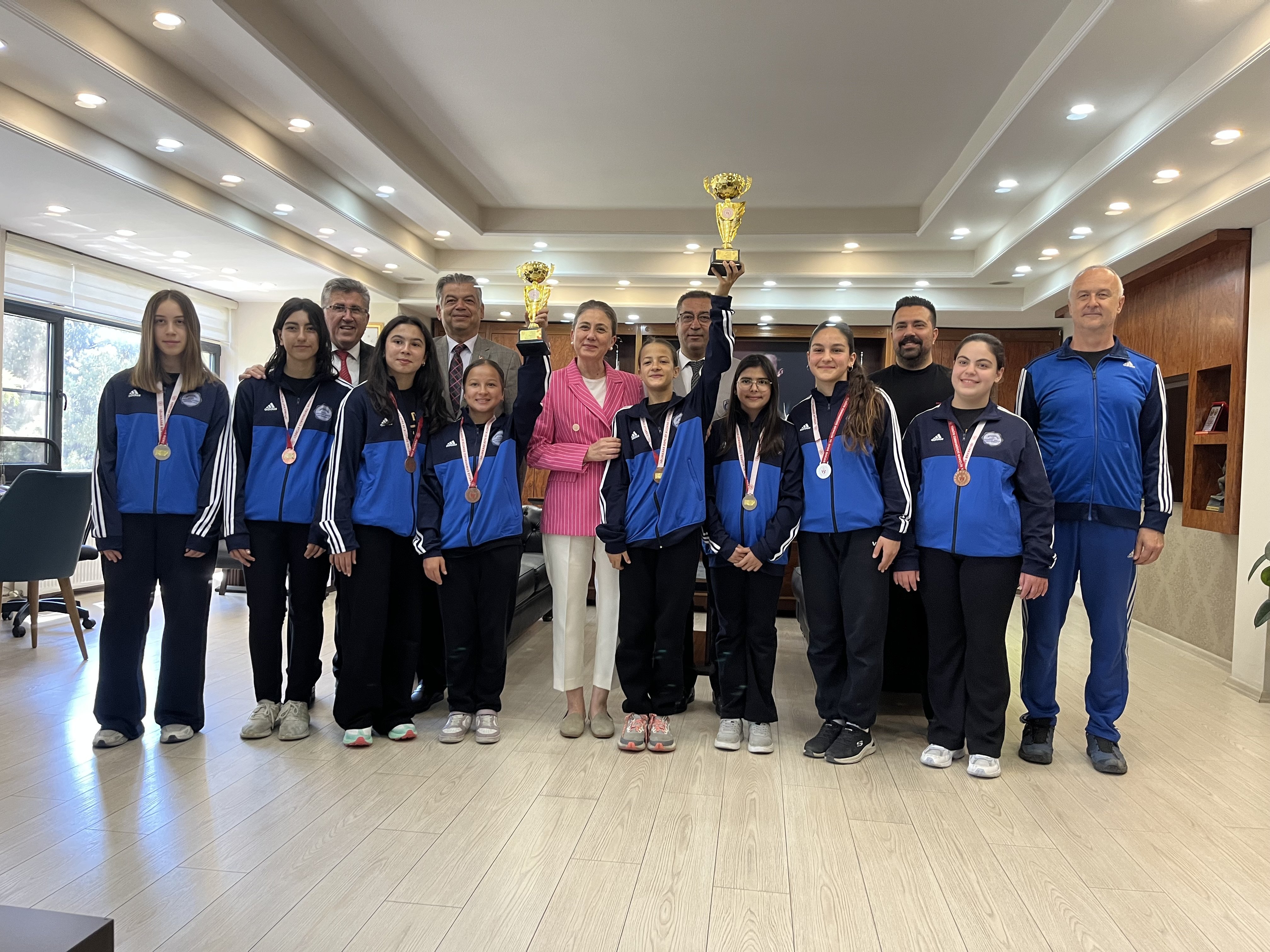 Nazillinin Sampiyon Kizlarini Kaymakam Kan Agirladi 657956 A7Ec42