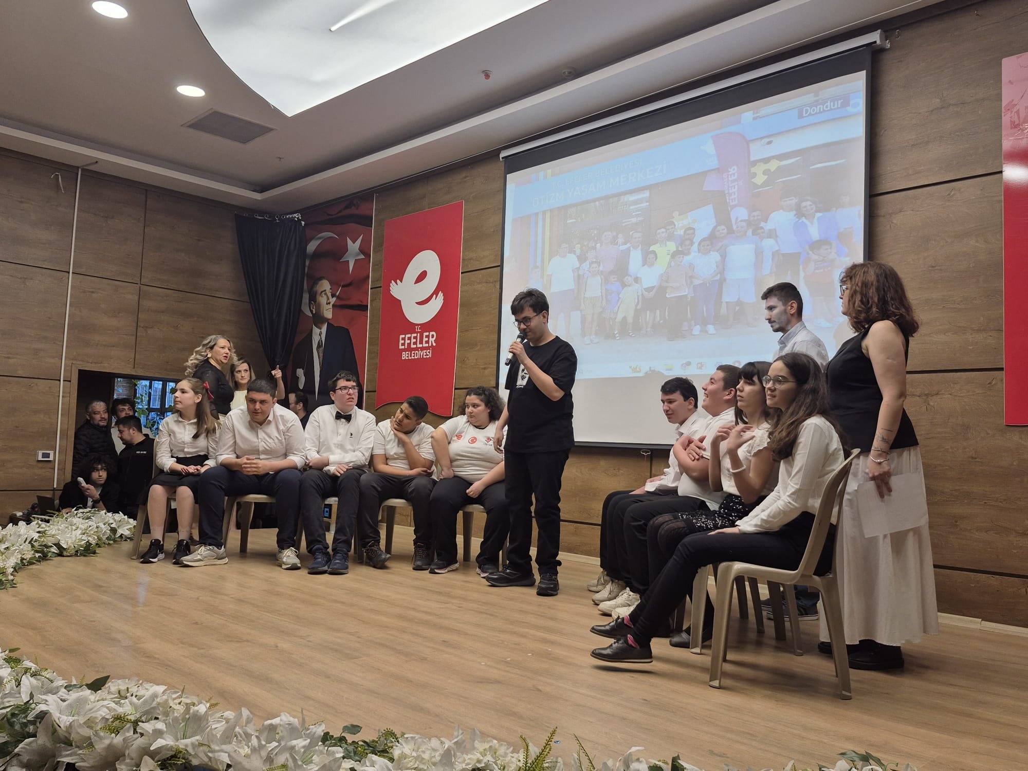 Otizmli Ogrenciler Sahnede Parladi Performanslariyla Alkis Aldilar 653956 1Db2B501A2F9900C4Db26C4Ab33Aebc3