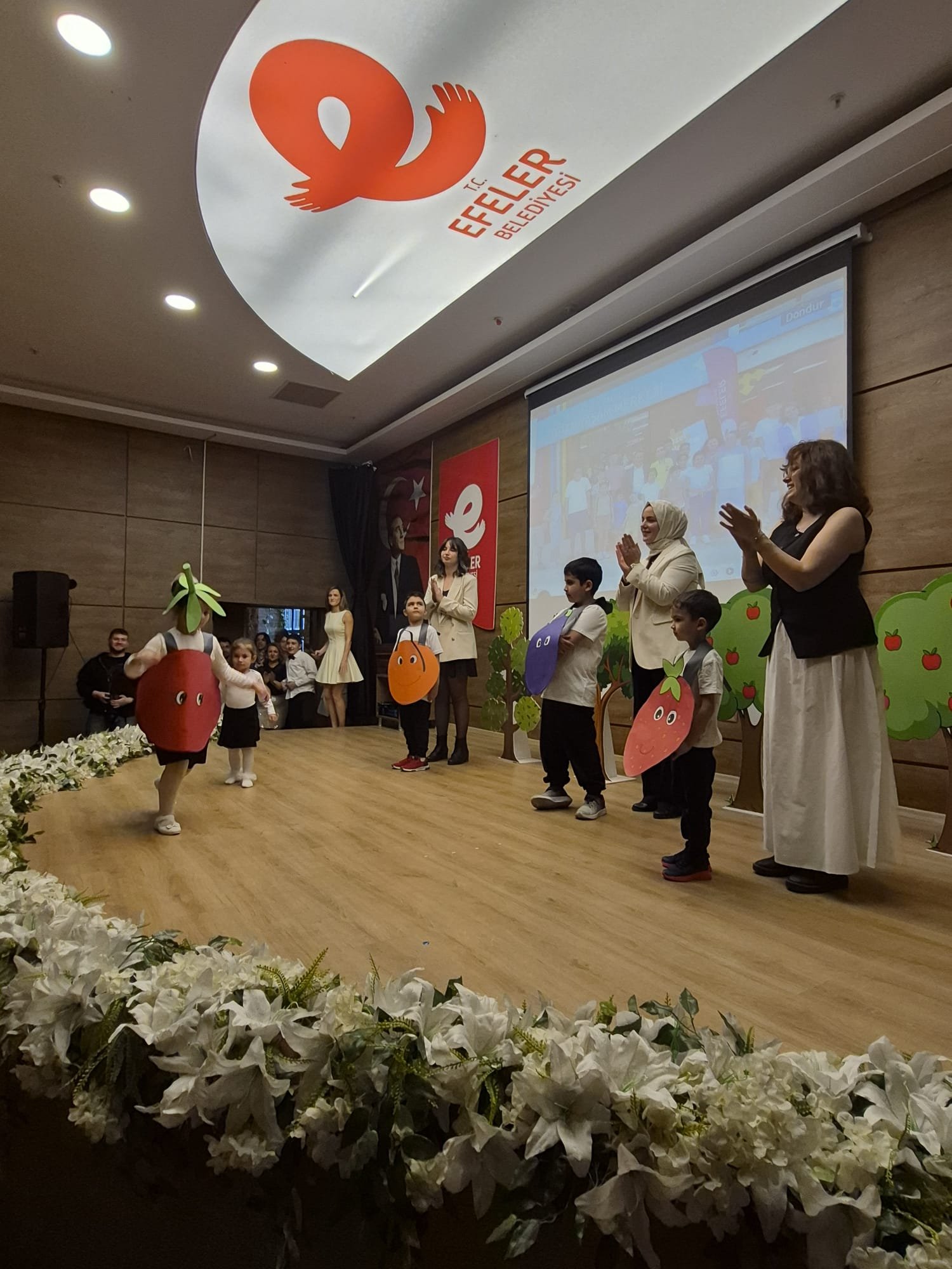 Otizmli Ogrenciler Sahnede Parladi Performanslariyla Alkis Aldilar 653956 Aa8535Bc8Bc25B3E988Dec7Fb5B3359D