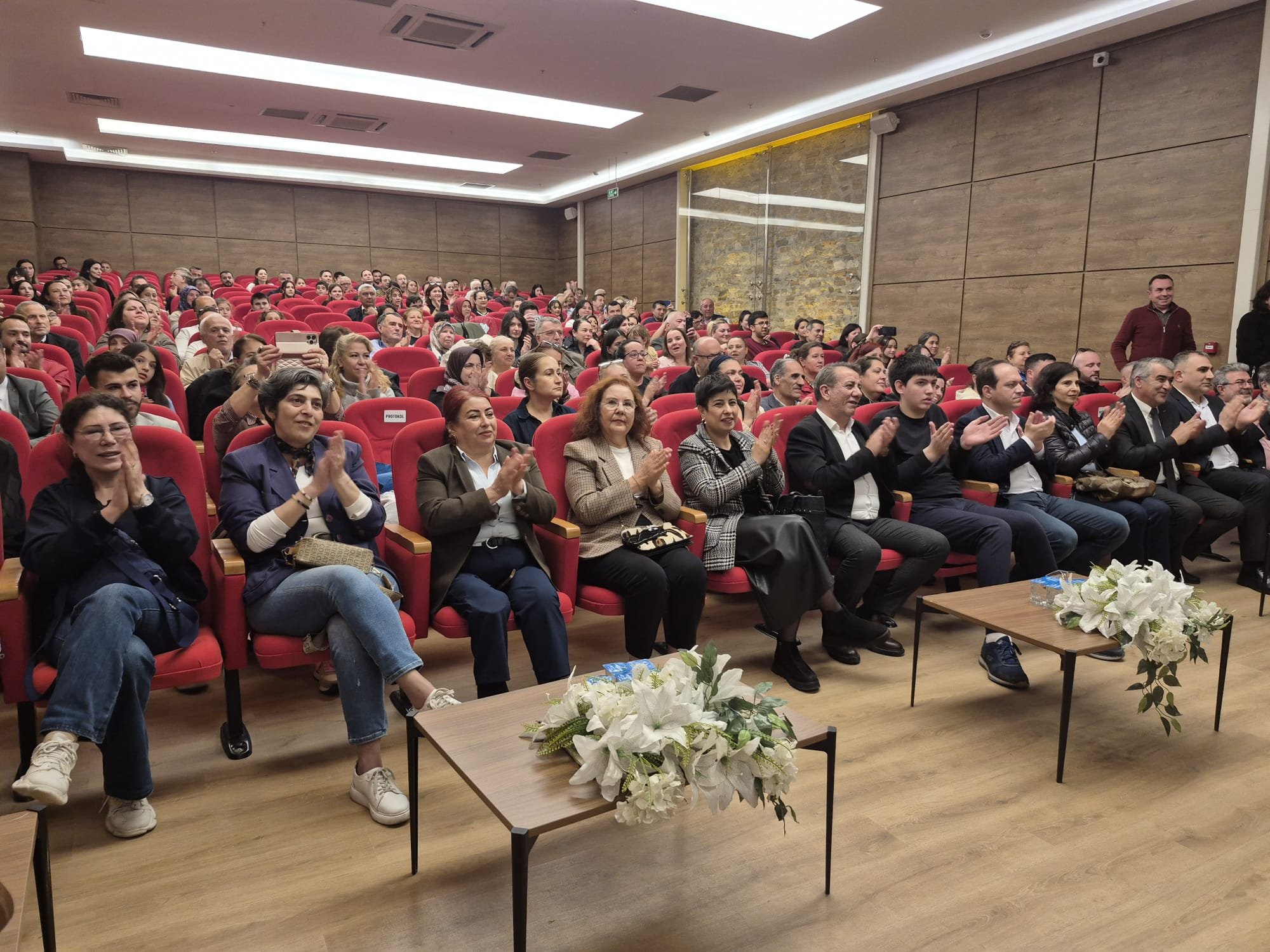 Otizmli Ogrenciler Sahnede Parladi Performanslariyla Alkis Aldilar 653956 Bba6Af7B1Bacb48D6D514D0665Bfd1A9