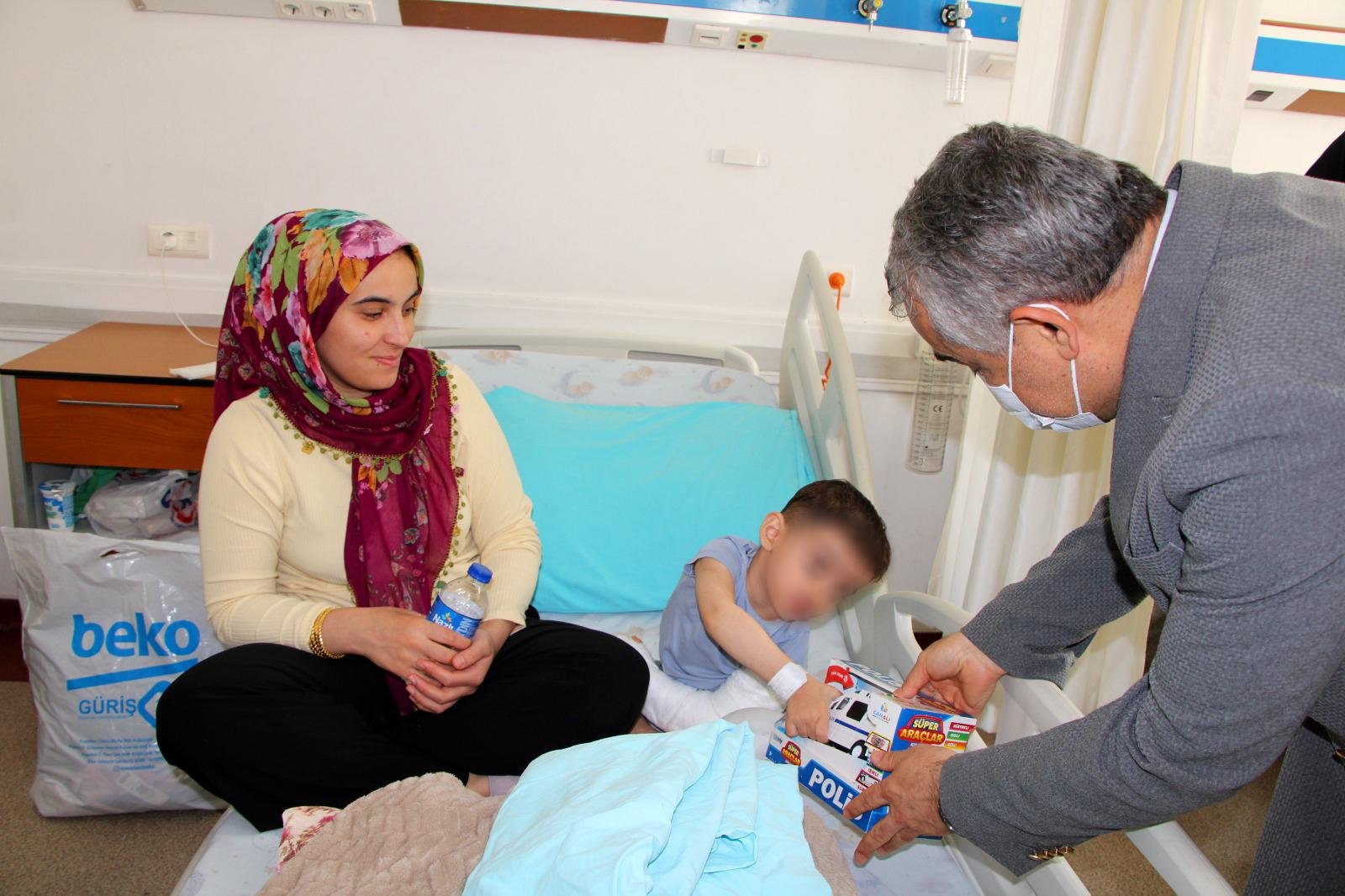 Rektor Kent Bayrami Hastanede Geciren Cocuklari Unutmadi 656727 0Bb89B