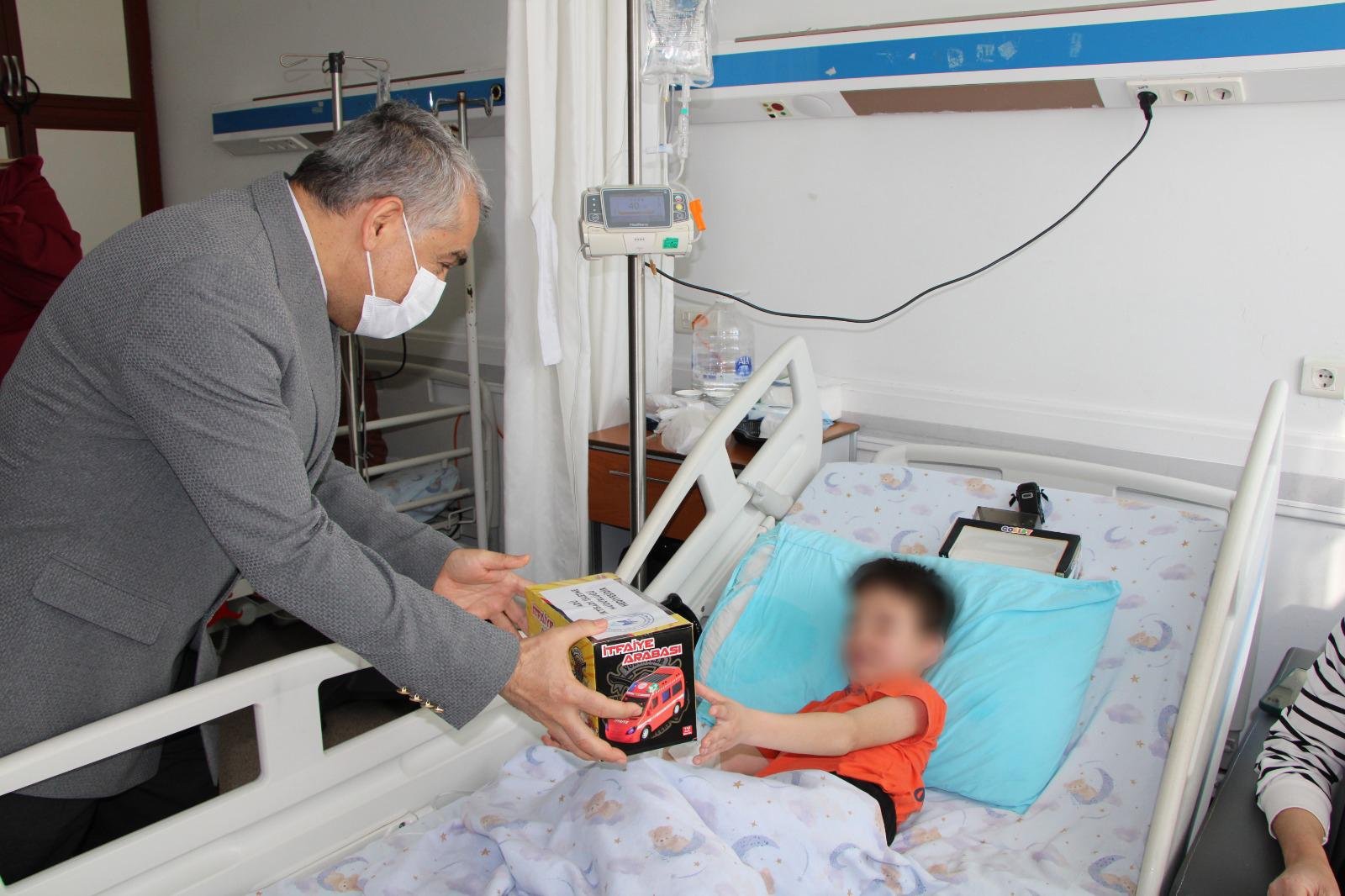 Rektor Kent Bayrami Hastanede Geciren Cocuklari Unutmadi 656727 2576C9