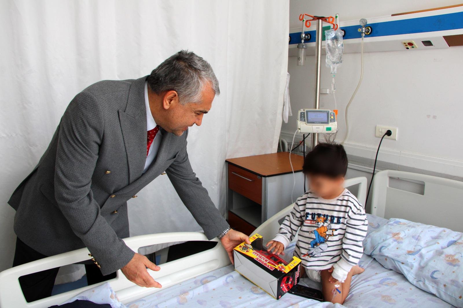 Rektor Kent Bayrami Hastanede Geciren Cocuklari Unutmadi 656727 E25A21