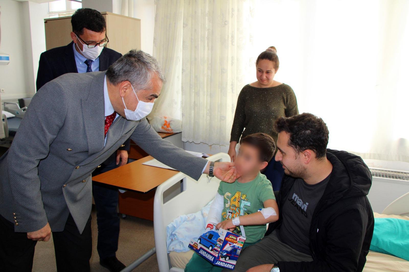 Rektor Kent Bayrami Hastanede Geciren Cocuklari Unutmadi 656727 F41D2D