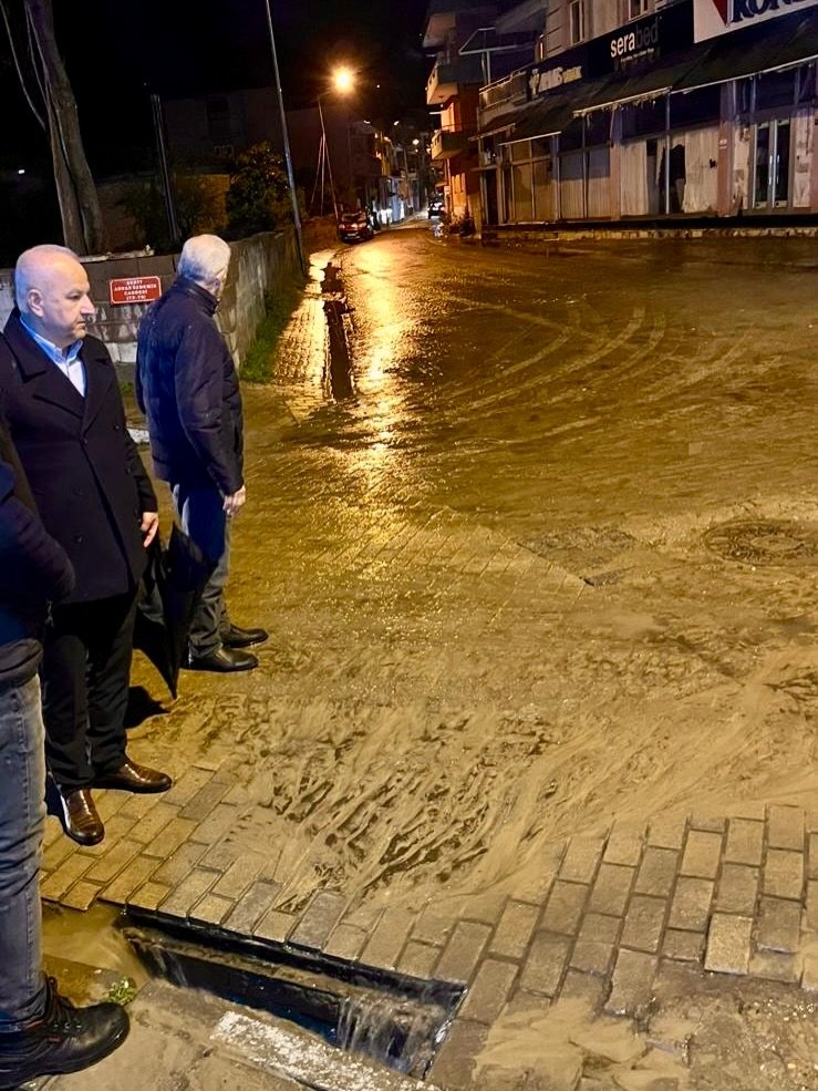 Saganak Yagis Cineyi Olumsuz Etkiledi Baskan Kivrak Vatandasin Yaninda 652938 42C4Ab243Abeb4415D47B8D4D45A2Bb8