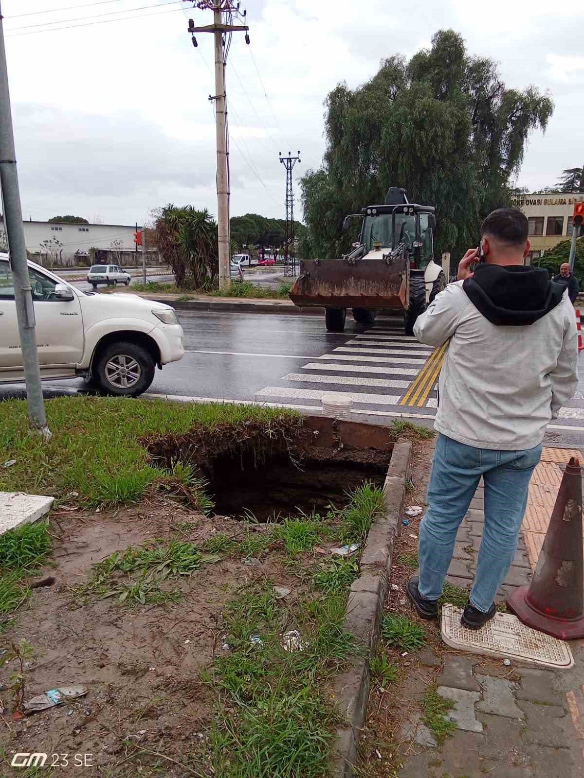 Sokede Bagarasi Kavsaginda Obruk Panige Panige Yol Acti 12A29D9E5D152F88698E125E6B76A24D