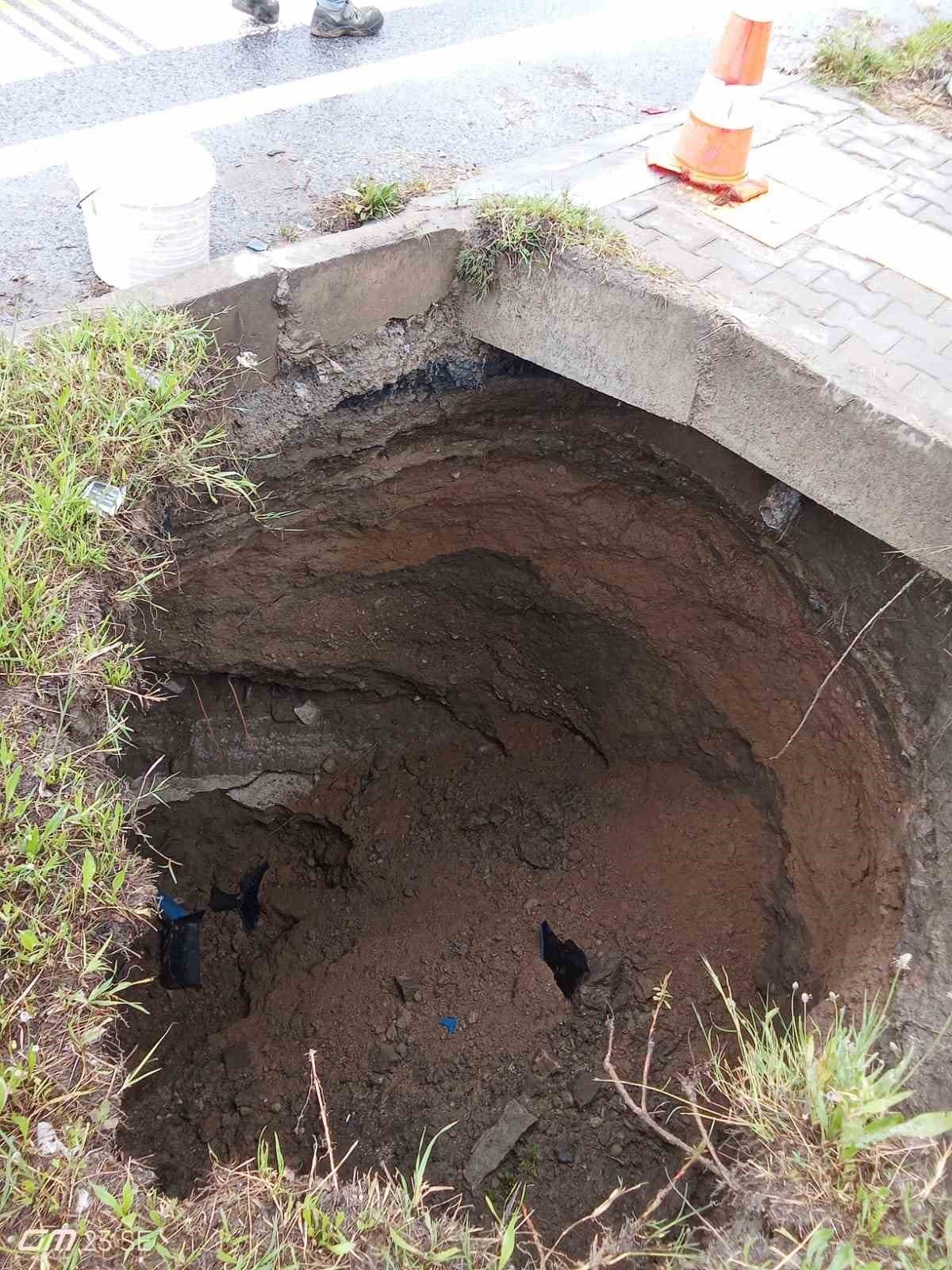 Sokede Bagarasi Kavsaginda Obruk Panige Panige Yol Acti 8D63Db621507E27F17623455Ca8Be72D