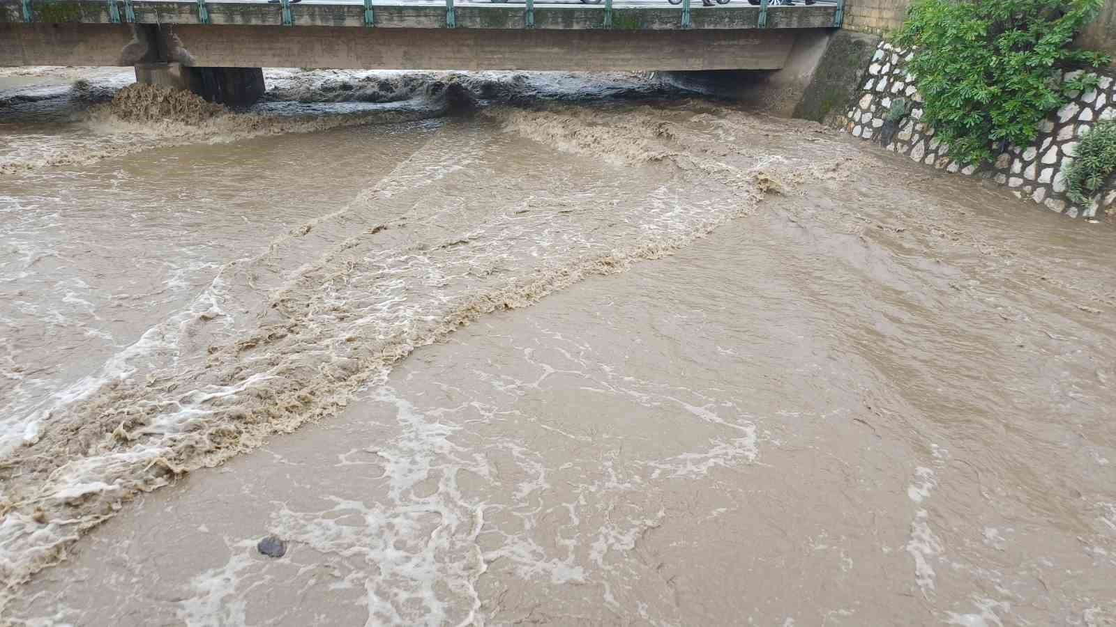 Tabakhane Deresinde Sular Yukseldi 9Fd160F24Ab31441438Ac0Fd1A2694F1