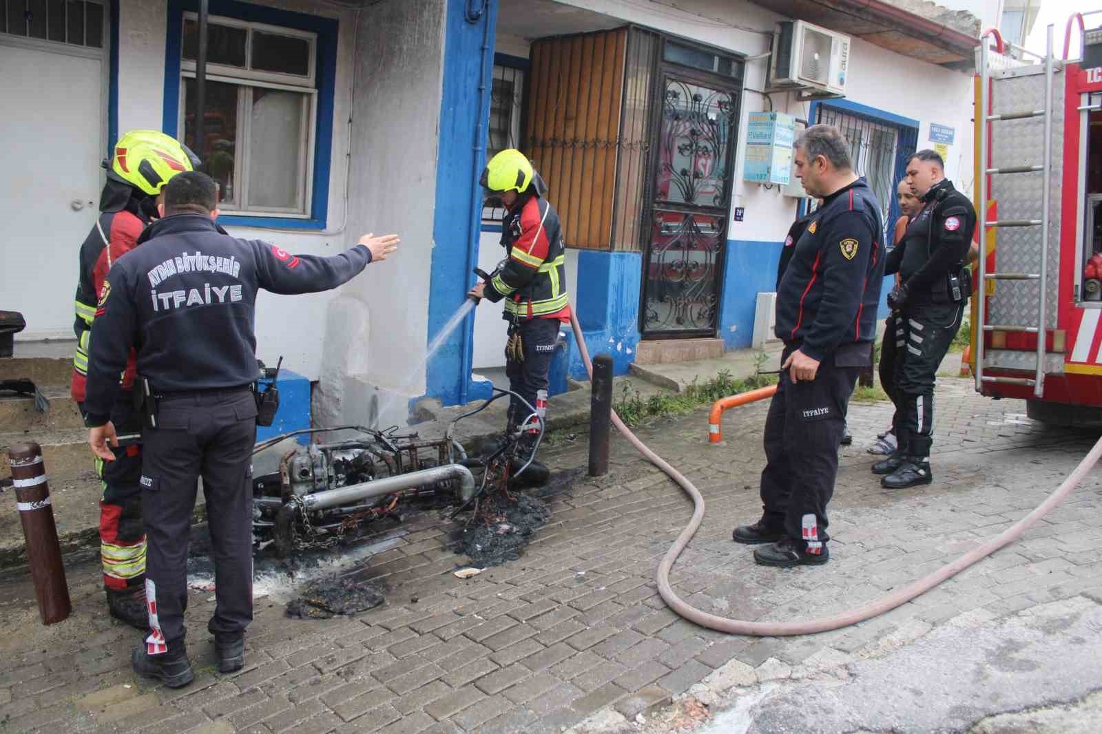 Tamir Sirasinda Yanan Elektrikli Motosiklet Kule Dondu 1776267906842 22566