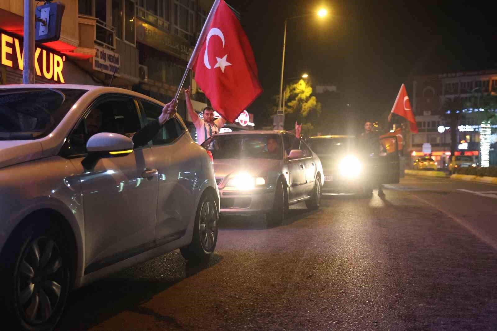 Turkiyenin Dunya Kupasina Katilmasi Aydinda Konvoyla Kutlandi B25D3602160Ca57E97936840E279E77E