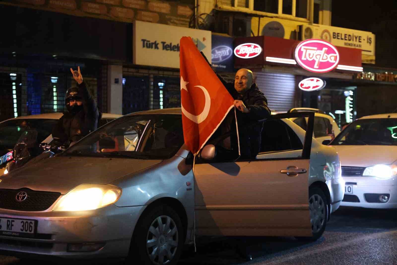 Turkiyenin Dunya Kupasina Katilmasi Aydinda Konvoyla Kutlandi E1Ba63846545Fe5Accdd404764Dd96F9