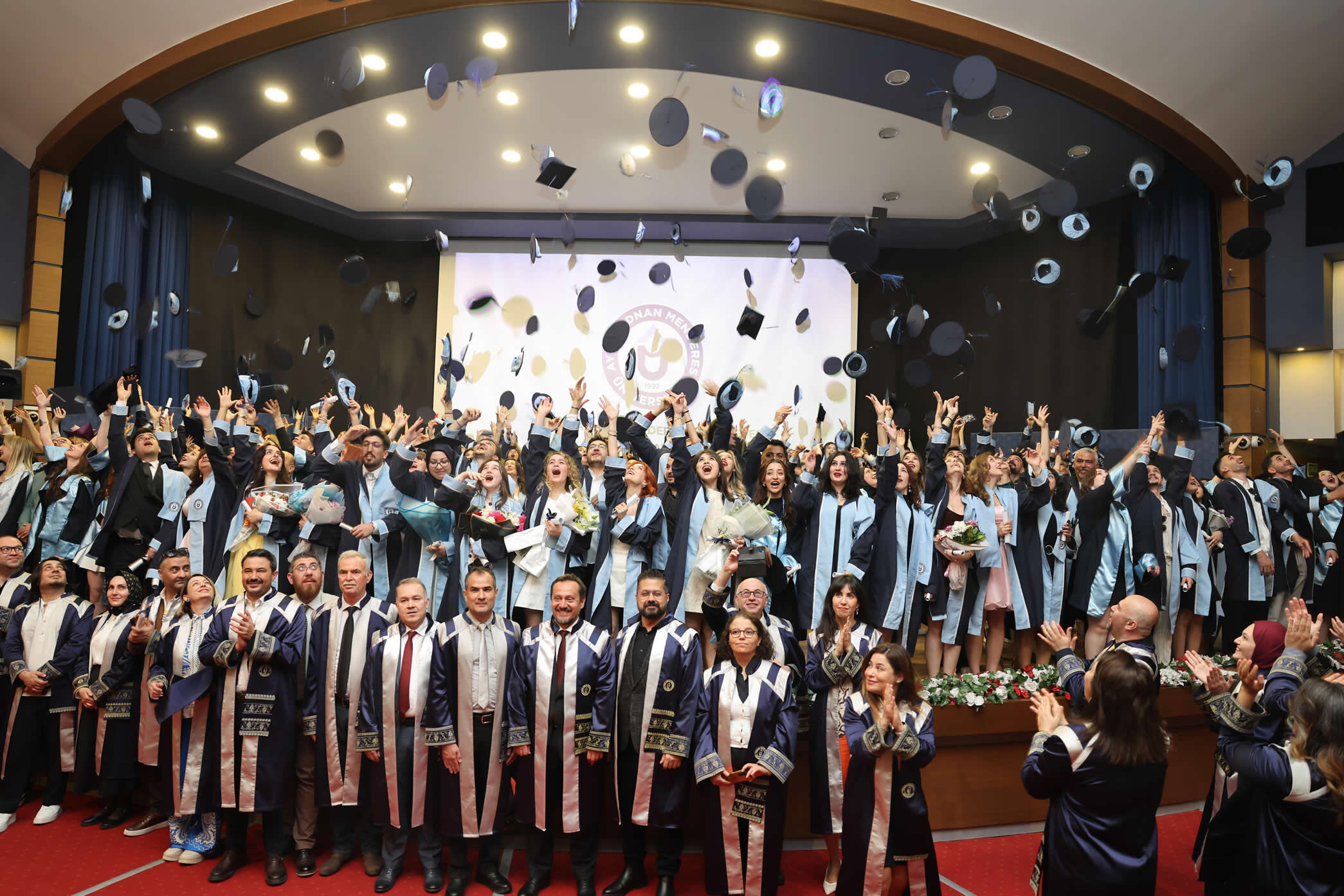 Adu Iletisim Fakultesinde Mezuniyet Coskusu 661173 5Ca0Cb