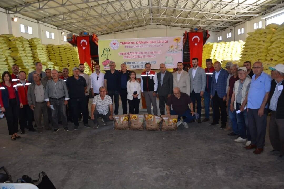 Aydin Da 9 Bin Kilonun Uzerinde Aycicegi Tohumu Ureticiye Dagitildi 1779170405229 561071