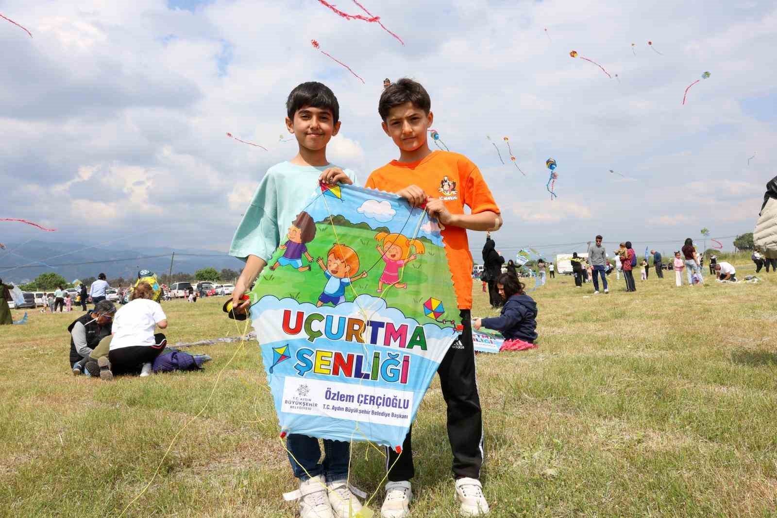 Aydin Da Ucurtmalar Gokyuzunu Renklendirdi 1777740004108 694661 (1)