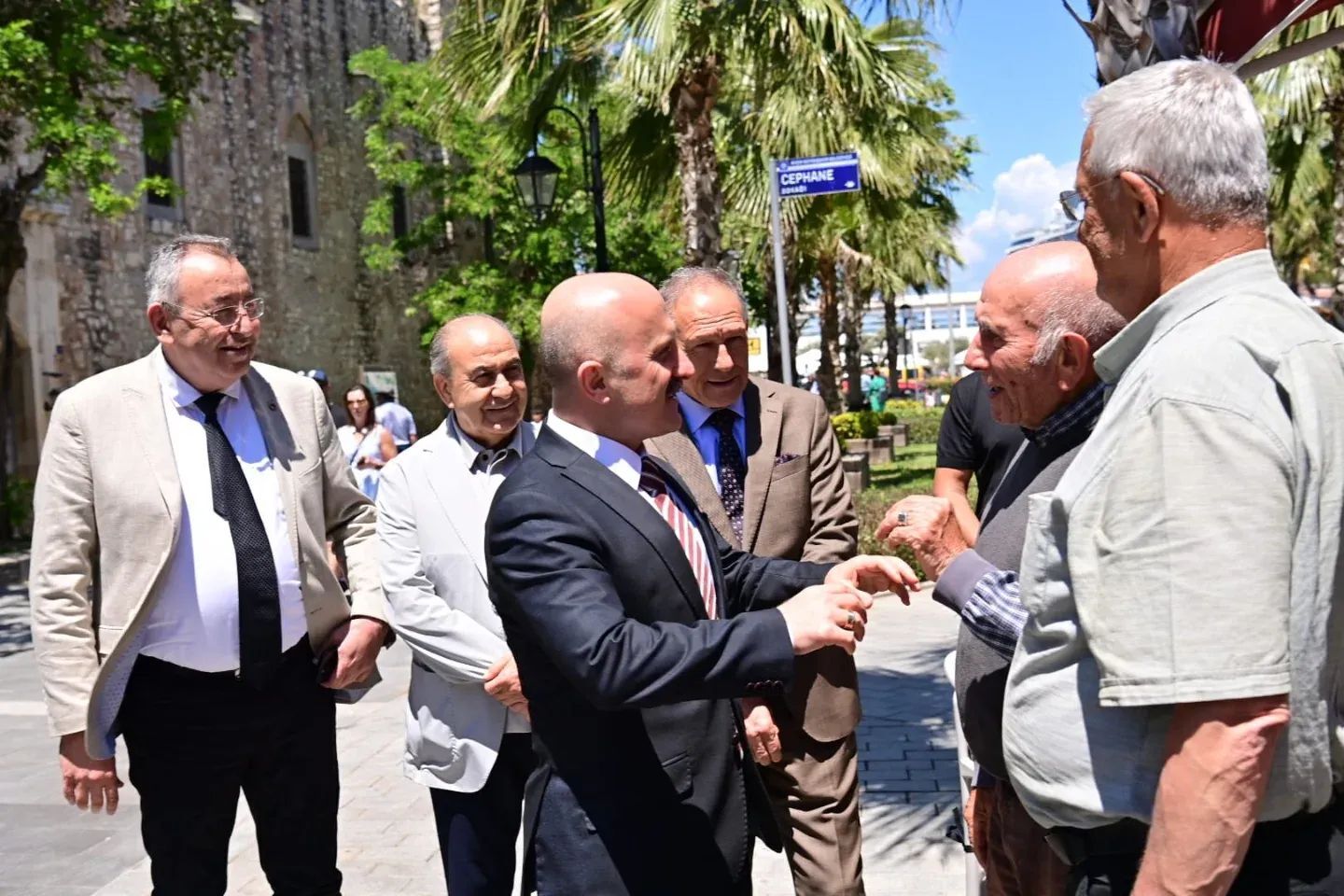 Aydin Valisi Dr Varol Kusadasi Sokaklarinda Kentin Nabzini T 662564 294A84