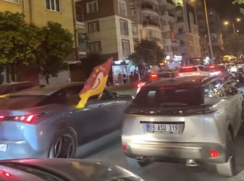 Aydinda Sampiyonluk Gecesi Sarikirmizi Cosku Sokaklara Tasti 660753 46F492