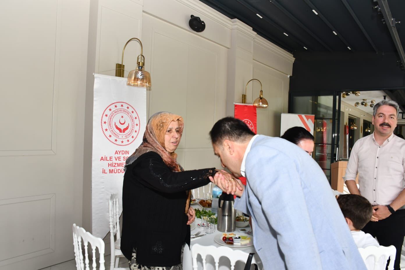 Aydinda Uc Kusak Ayni Sofrada Bulustu 665431 0De91D